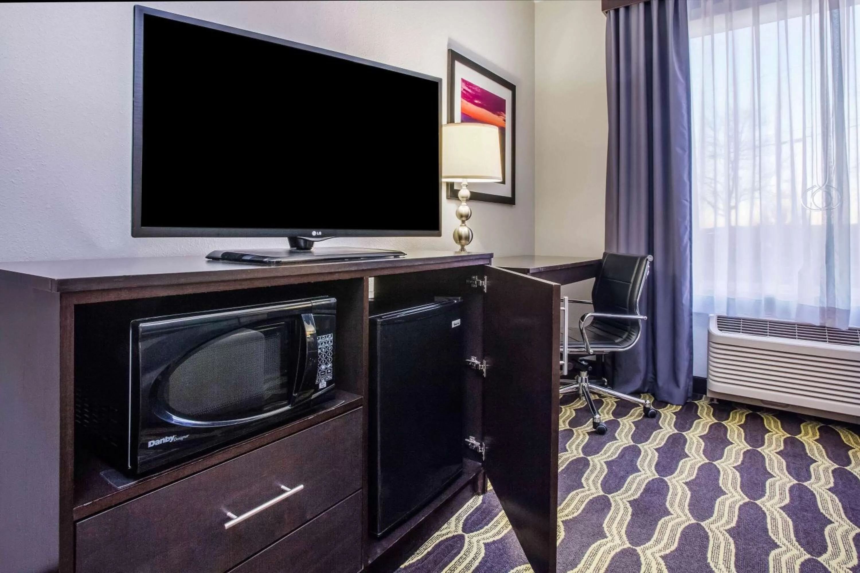 Photo of the whole room in La Quinta by Wyndham Lynchburg at Liberty Univ.