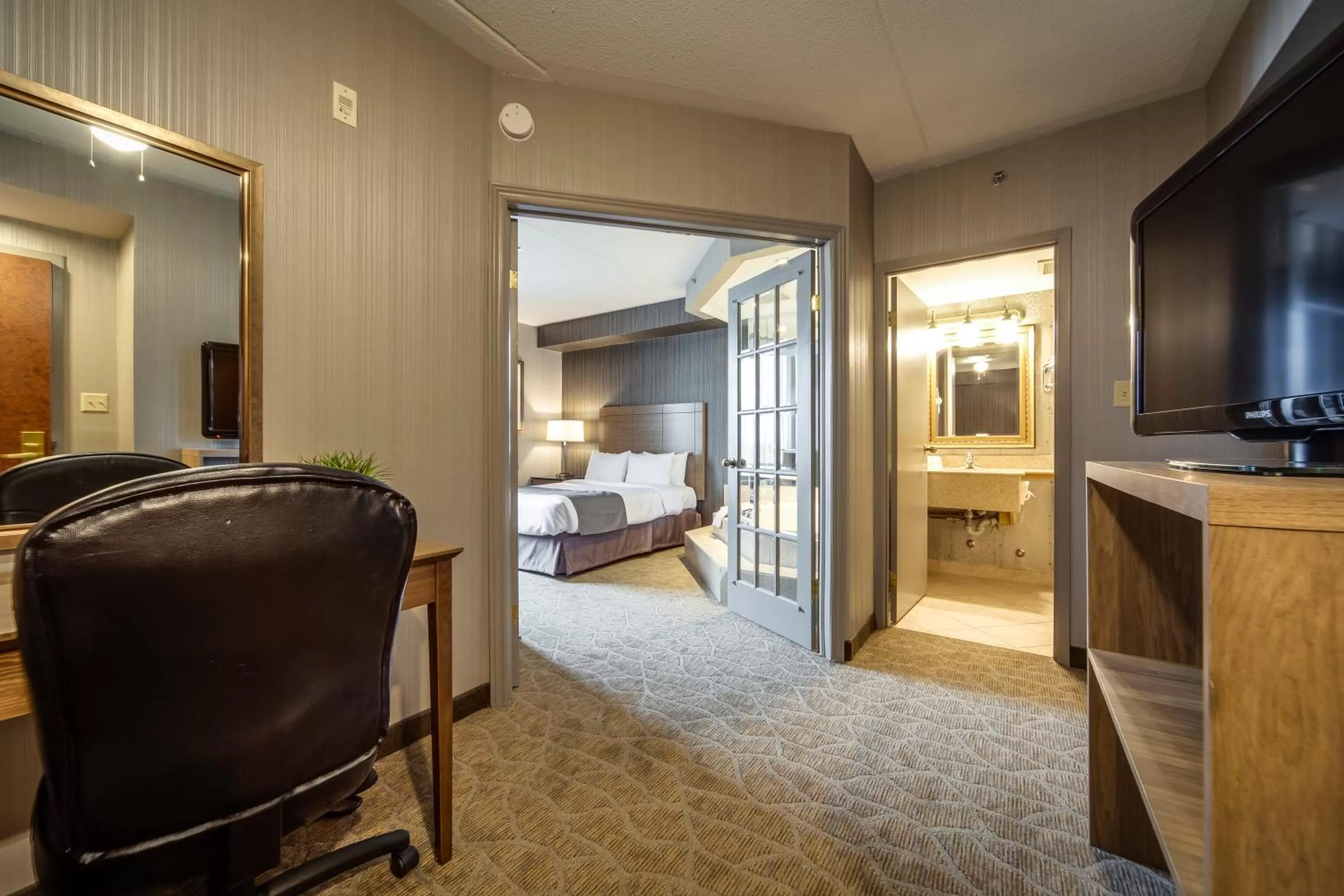 Bedroom, Bed in Monte Carlo Inn Airport Suites