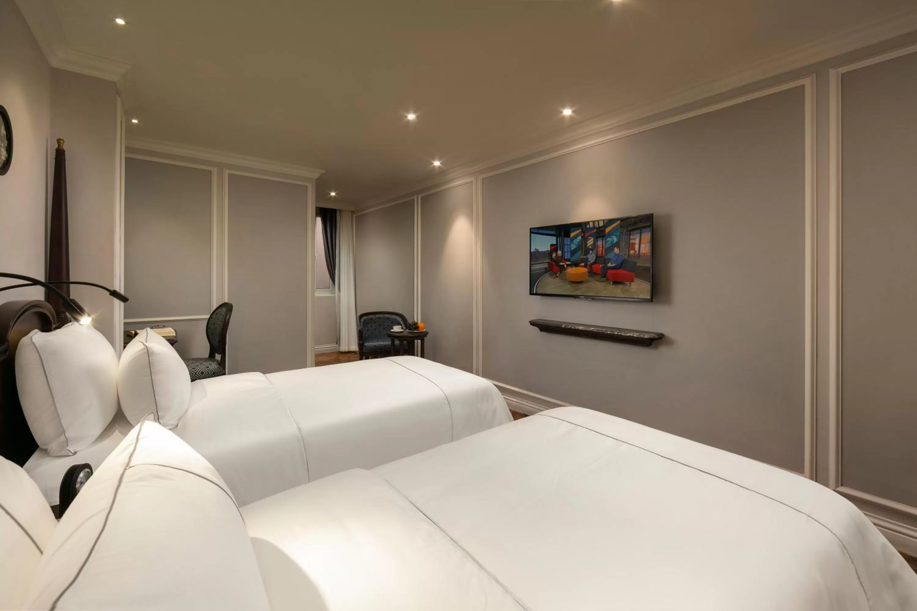 Photo of the whole room, Bed in Canary Hotel