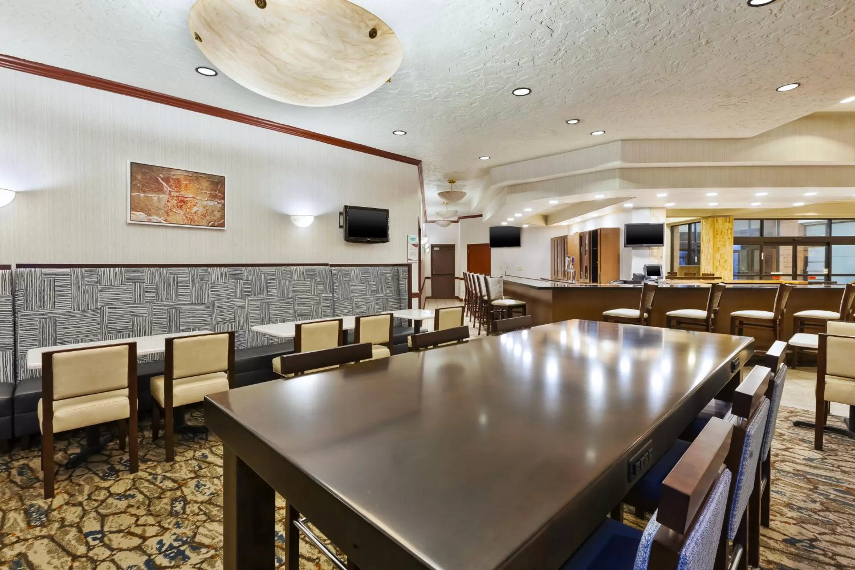 Lounge or bar in Crowne Plaza Columbus North - Worthington by IHG