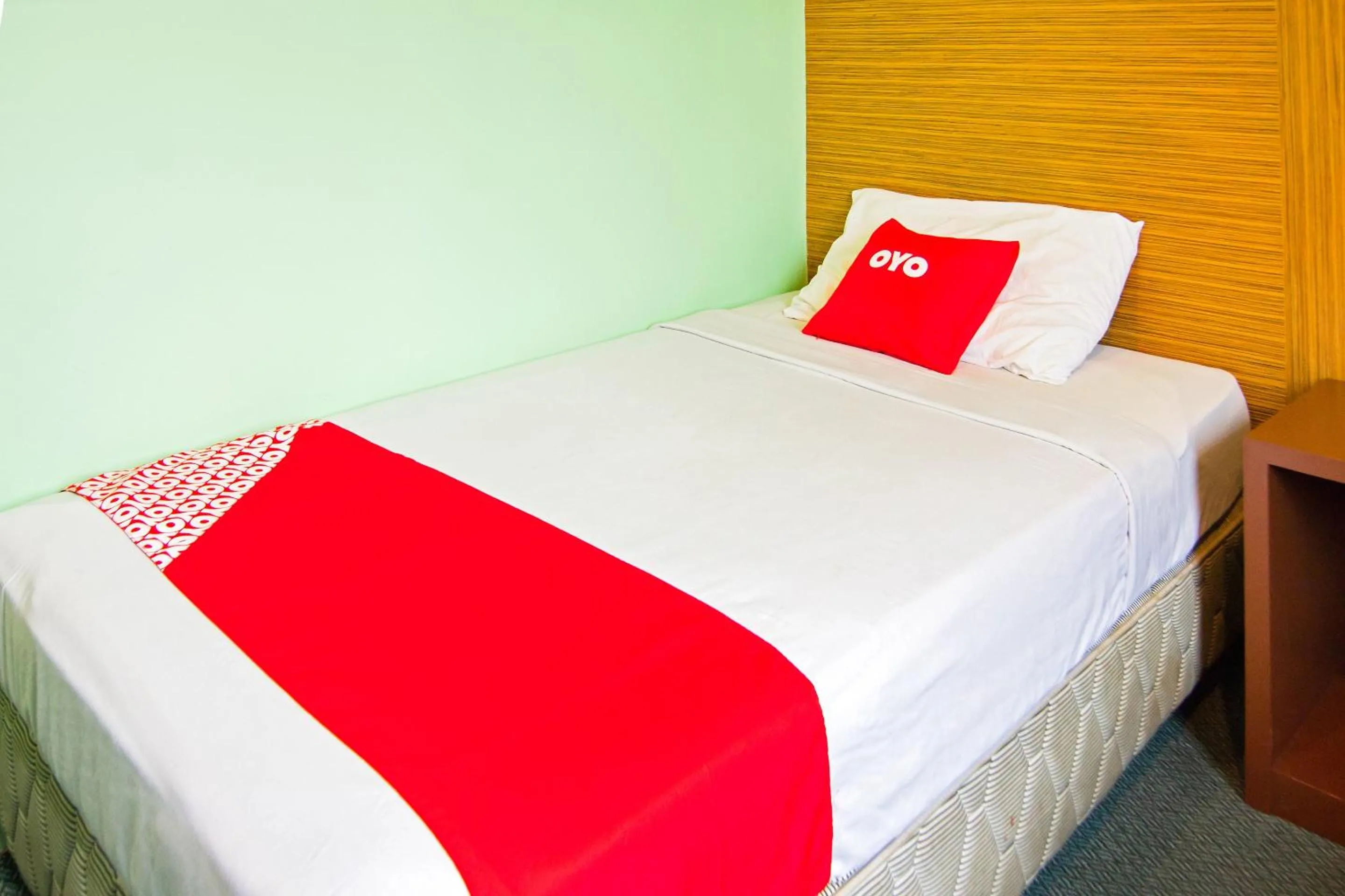 Bedroom, Bed in OYO 89408 Royal Hotel