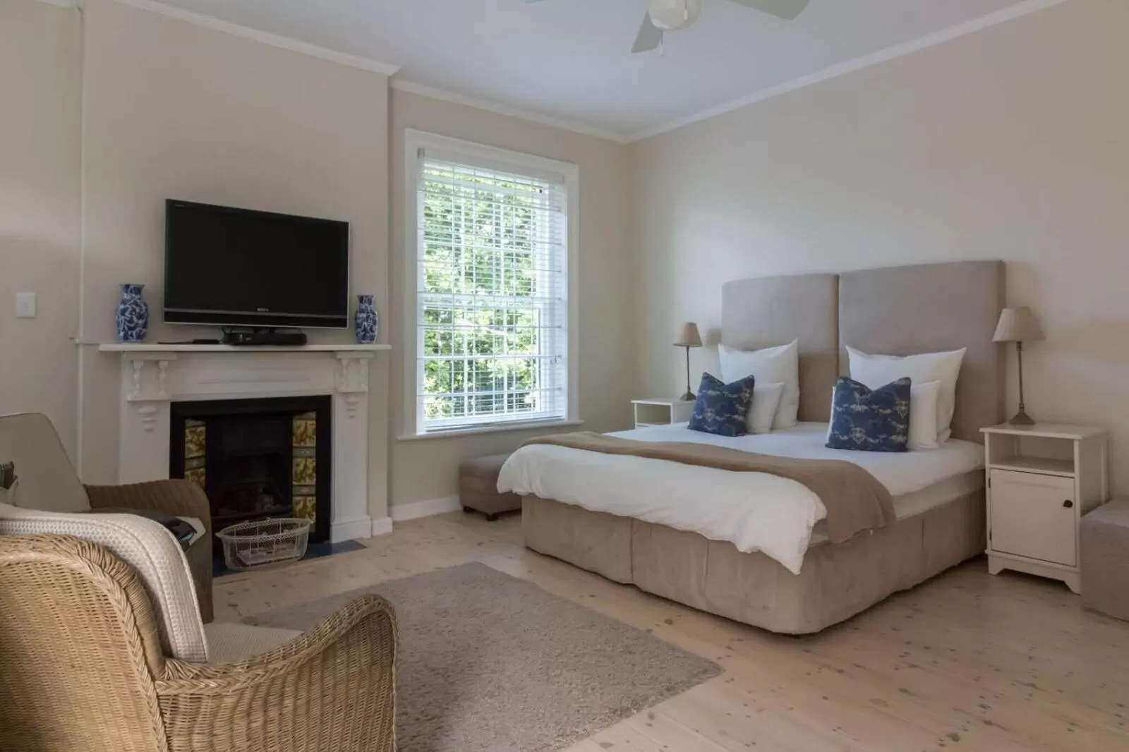 TV and multimedia, Seating Area in Sandown Lodge