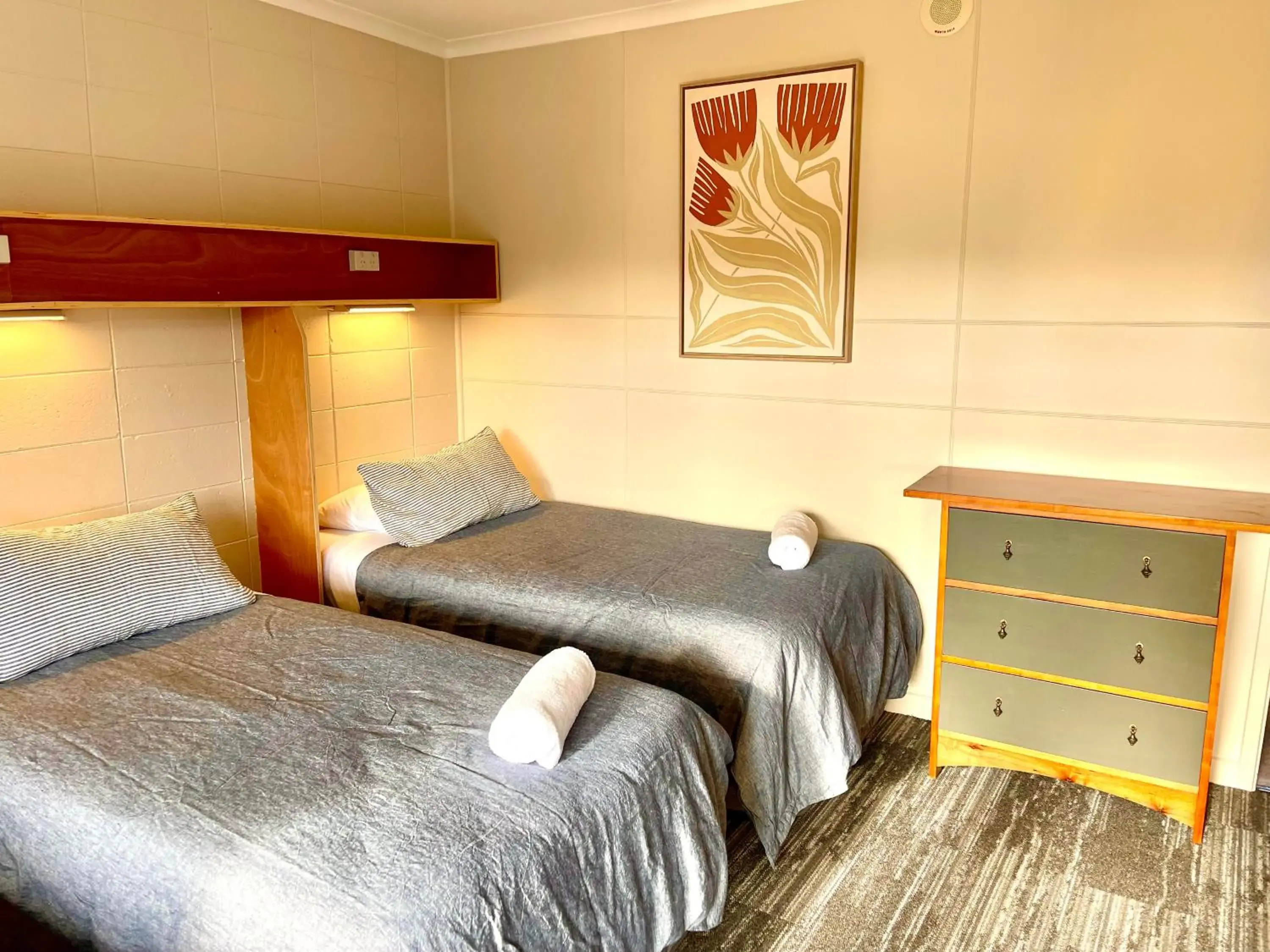 Quadruple Room with Private Bathroom in Te Anau Lakefront Backpackers Quadruple Room with Private Bathroom in Te Anau Lakefront Backpackers