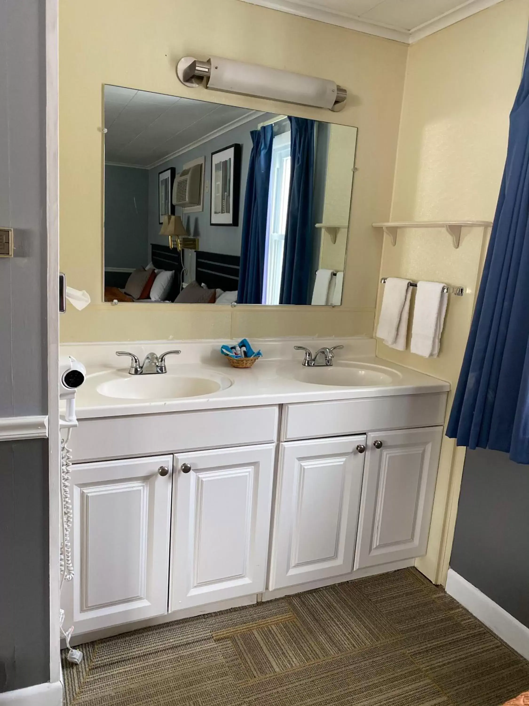 Queen Room with Two Queen Beds - Non-Smoking in Travelodge by Wyndham Lincoln Near White Mountain Queen Room with Two Queen Beds - Non-Smoking in Travelodge by Wyndham Lincoln Near White Mountain