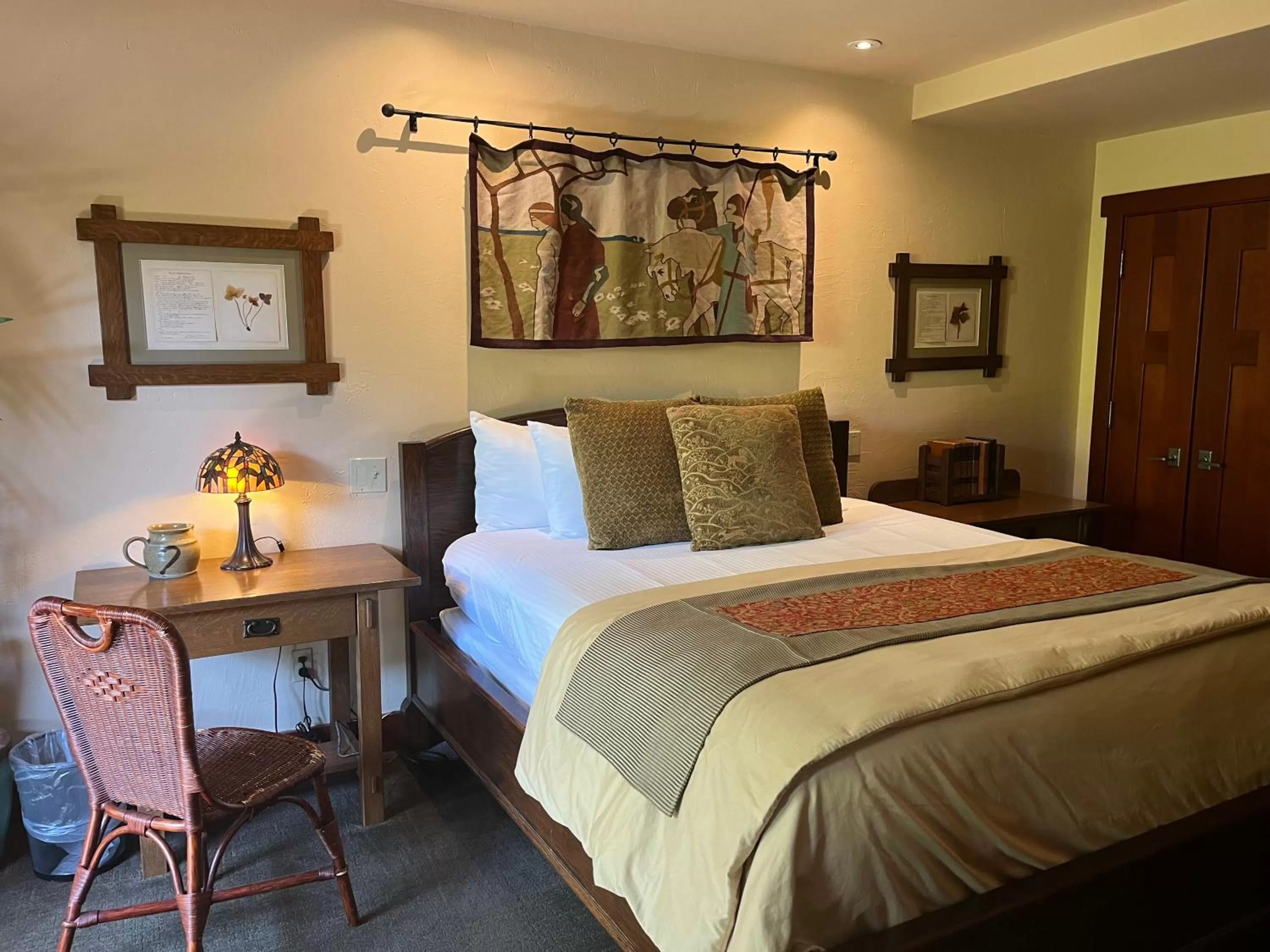 Bedroom, Bed in Blackbird Inn