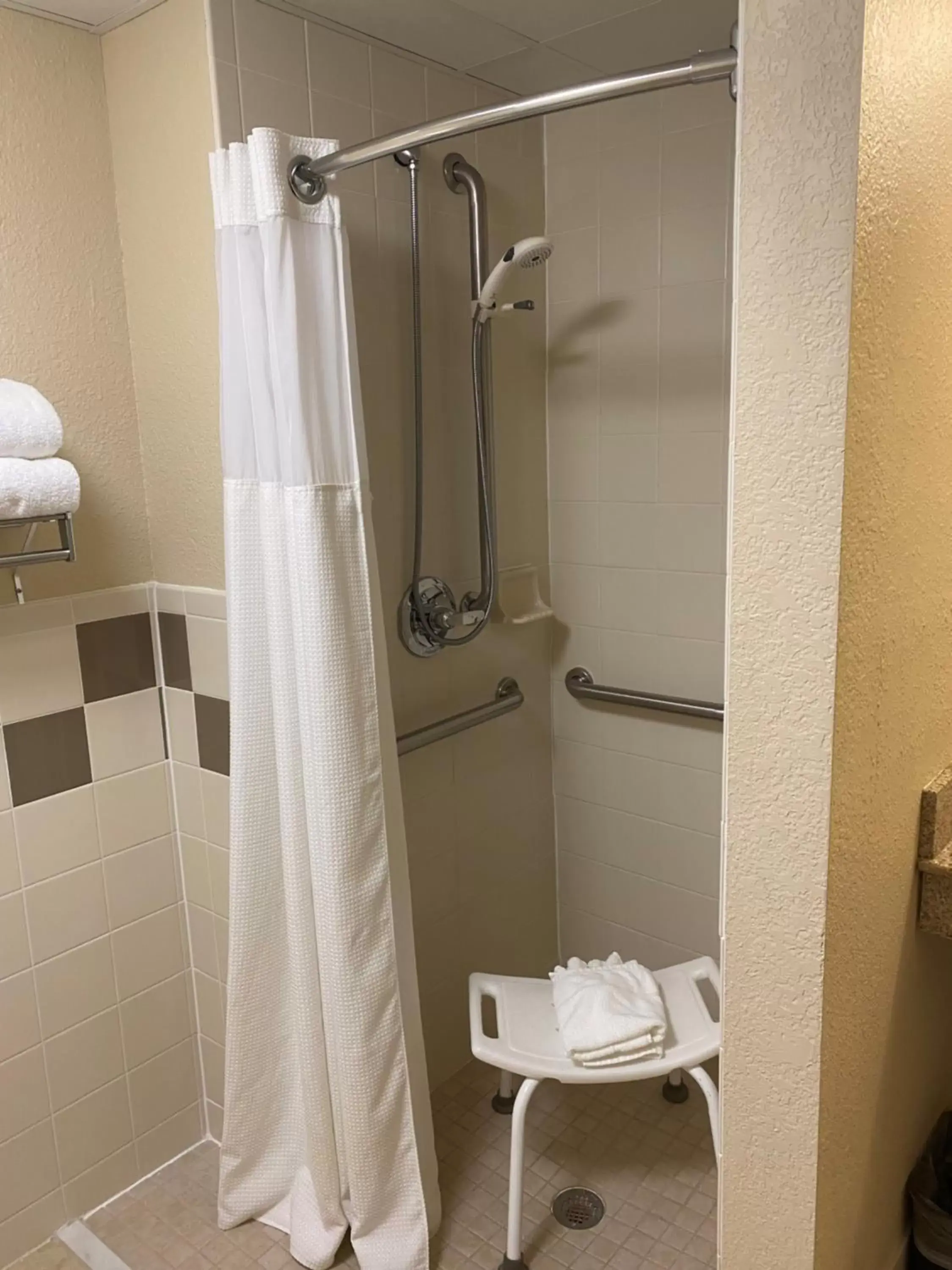 Deluxe Queen Room - Mobility Access/Non-Smoking in AmericInn by Wyndham Anamosa Deluxe Queen Room - Mobility Access/Non-Smoking in AmericInn by Wyndham Anamosa