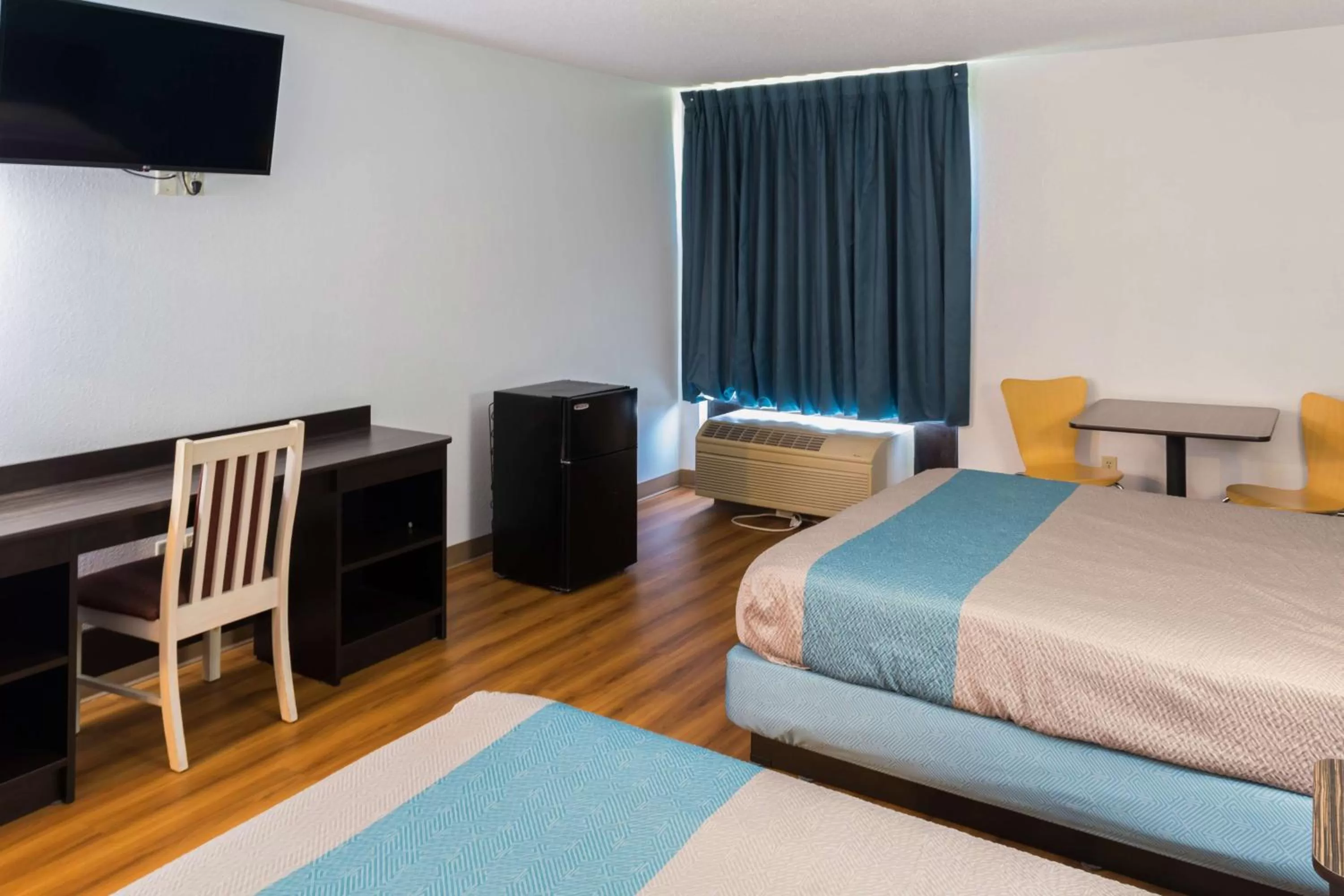 Photo of the whole room, Bed in Motel 6-Richmond, IN