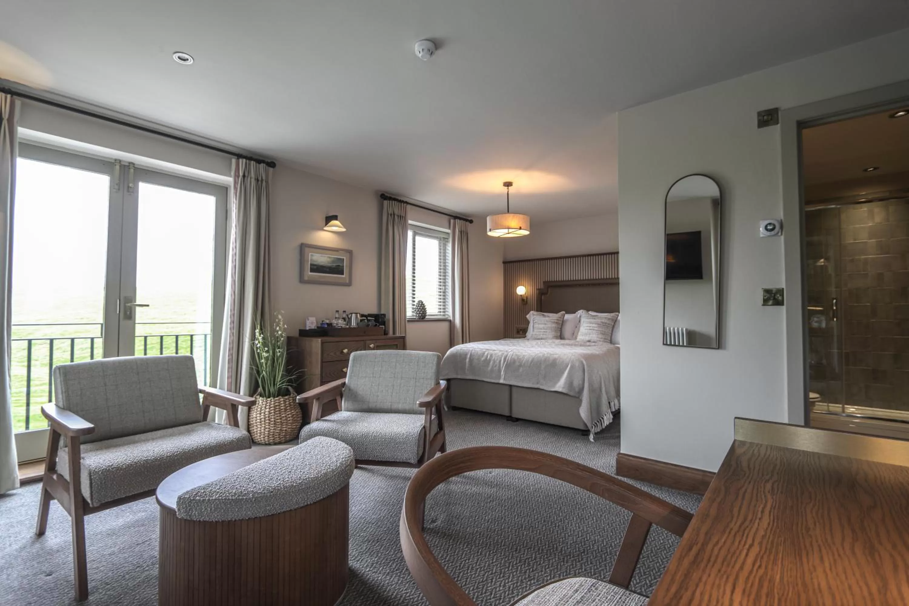 Photo of the whole room, Bed in The Tempest Arms