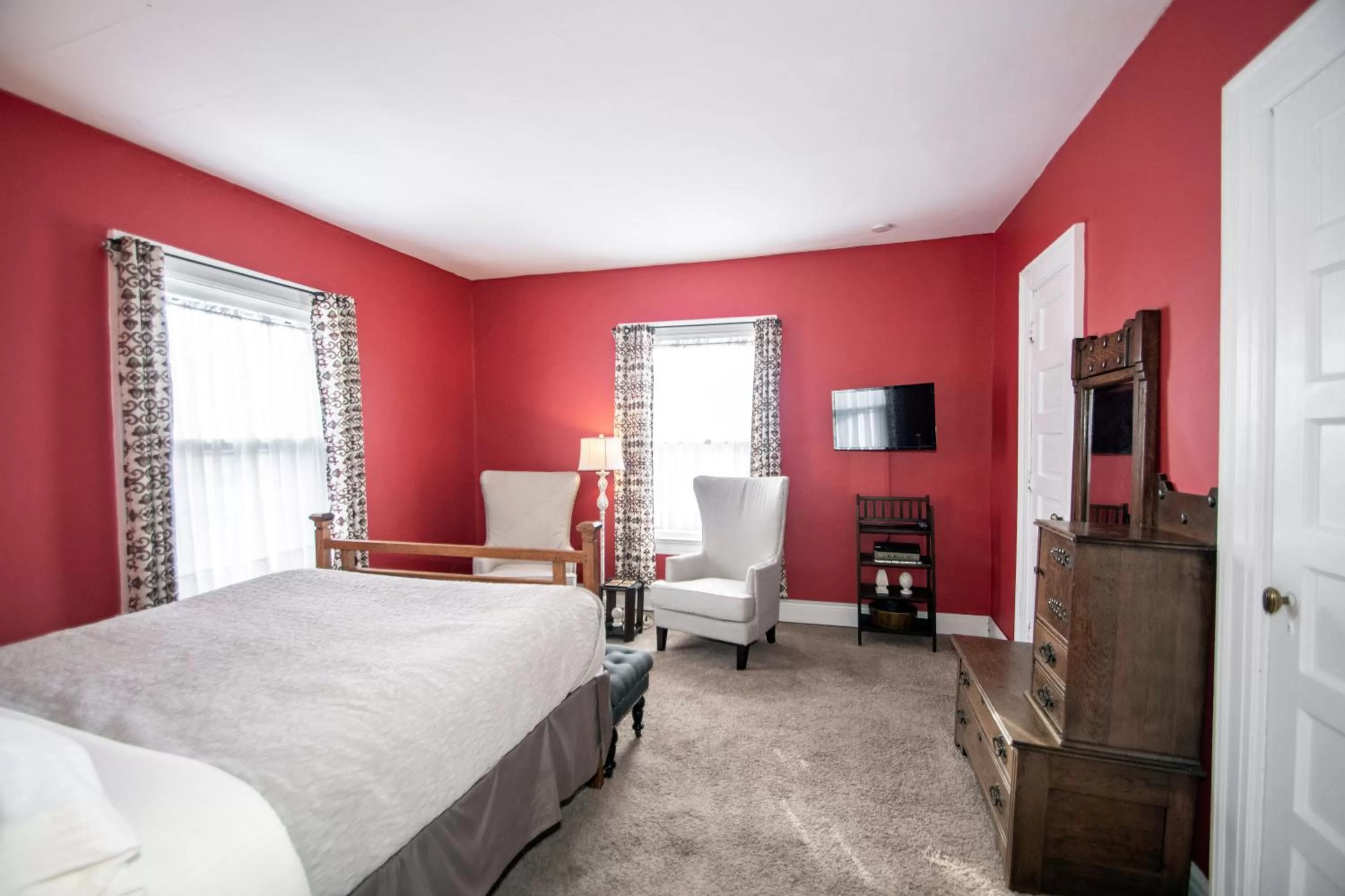 Photo of the whole room, Bed in Looking Glass Inn