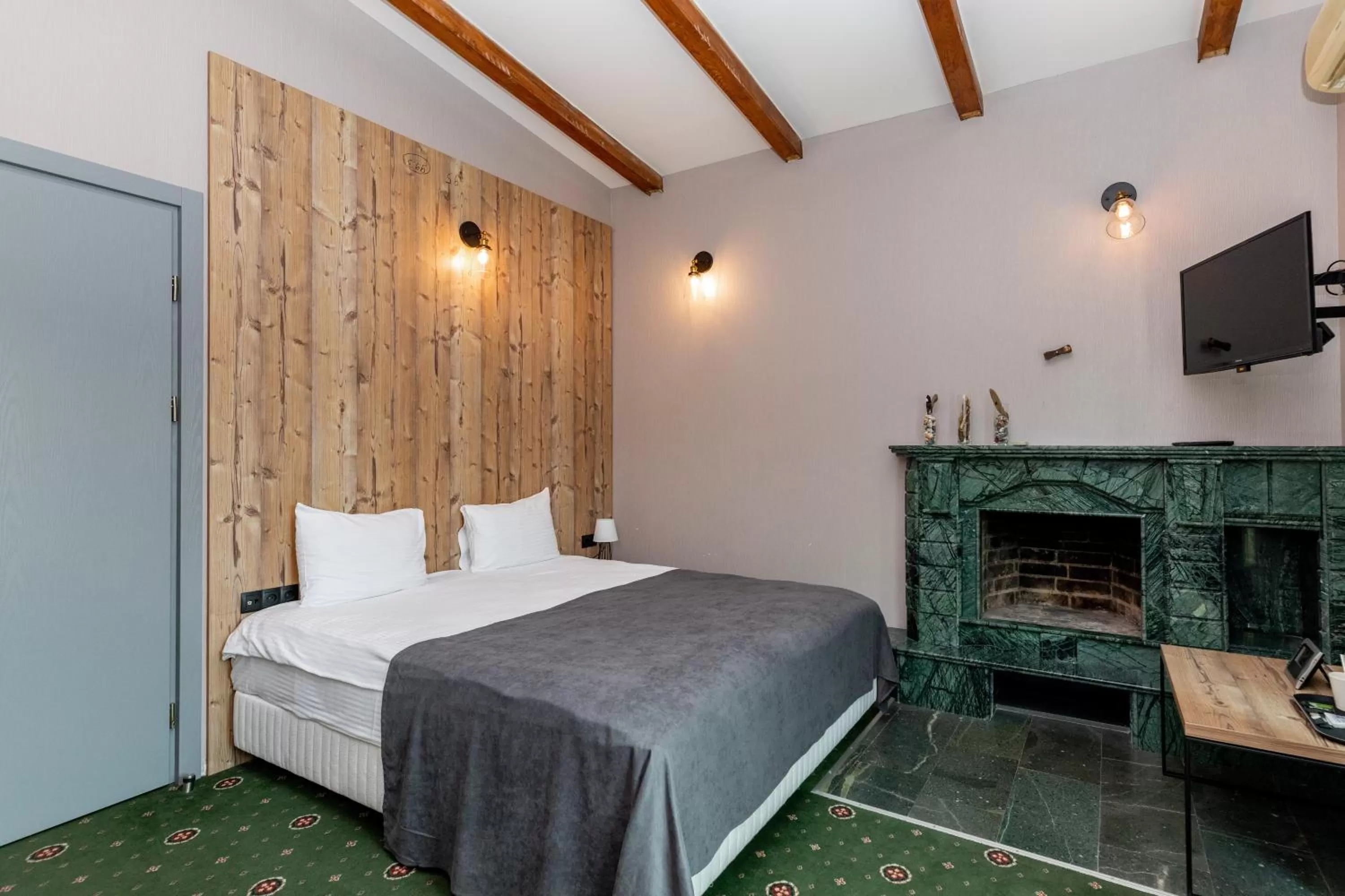 Bed in Old Side Corner