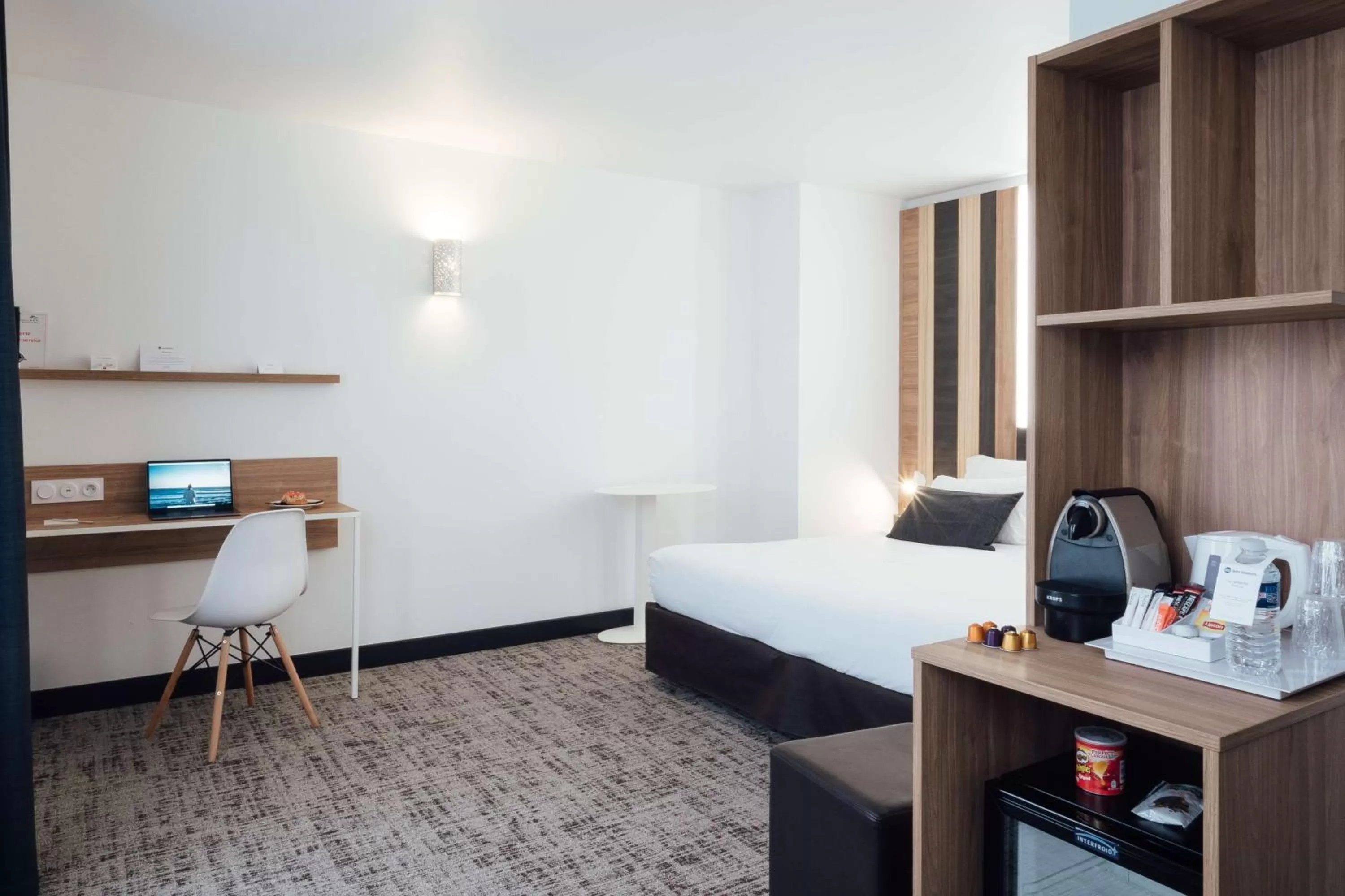 Photo of the whole room, Bed in Best Western Hôtel International