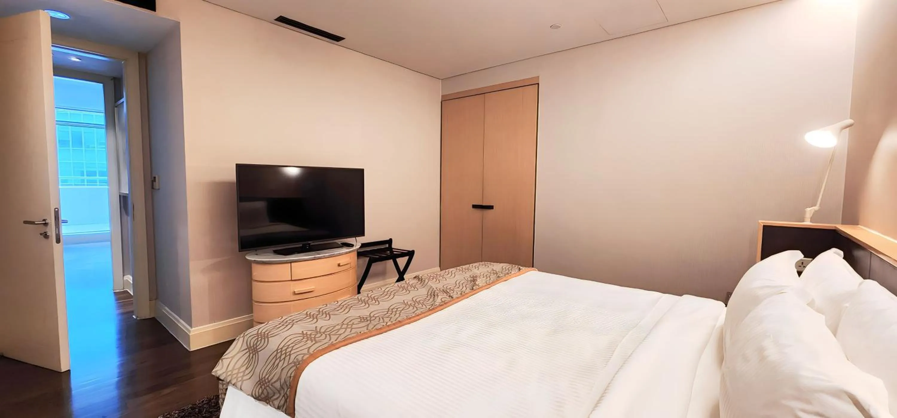 TV and multimedia, Bed in Ascott Raffles Place Singapore