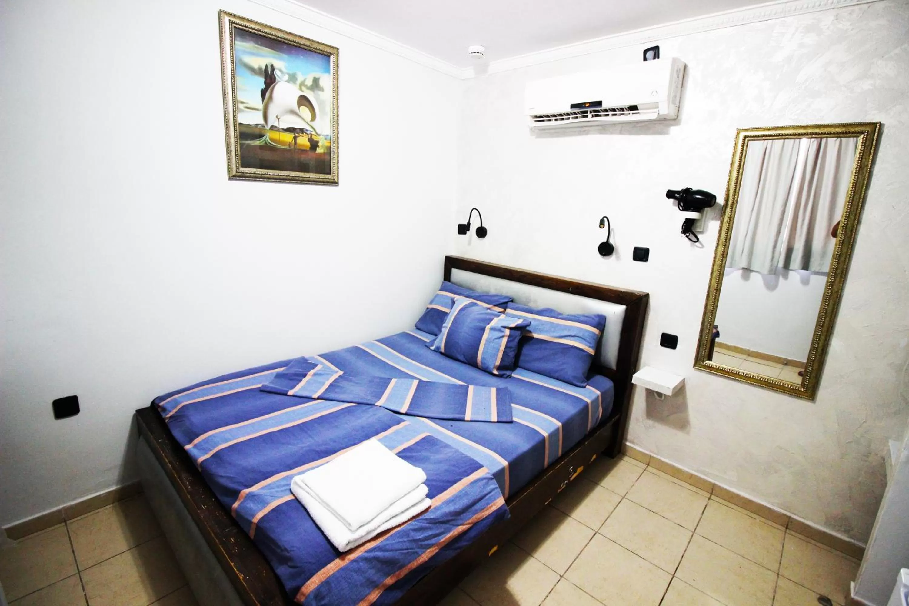 Living room, Bed in Sunset Inn