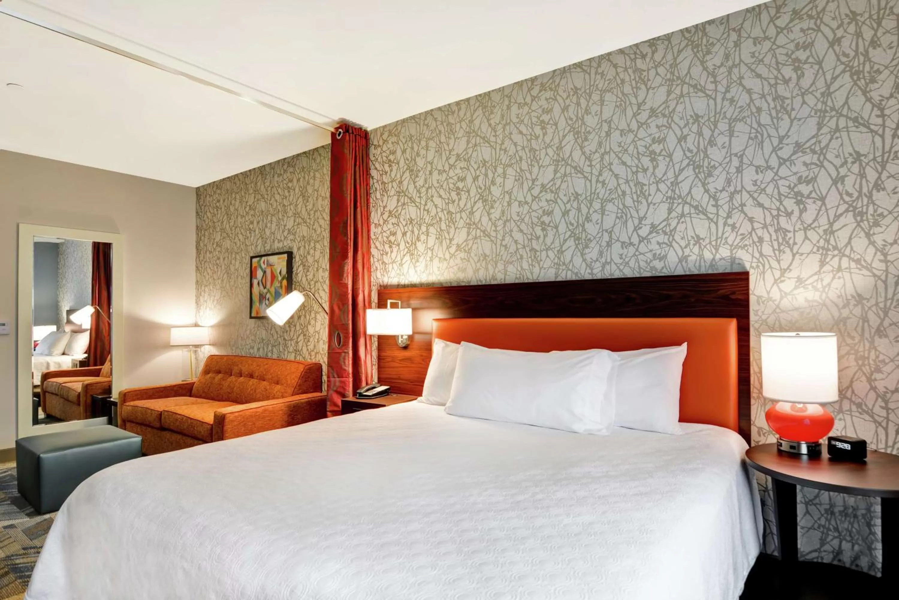 Living room, Bed in Home2 Suites By Hilton Madison Huntsville Airport