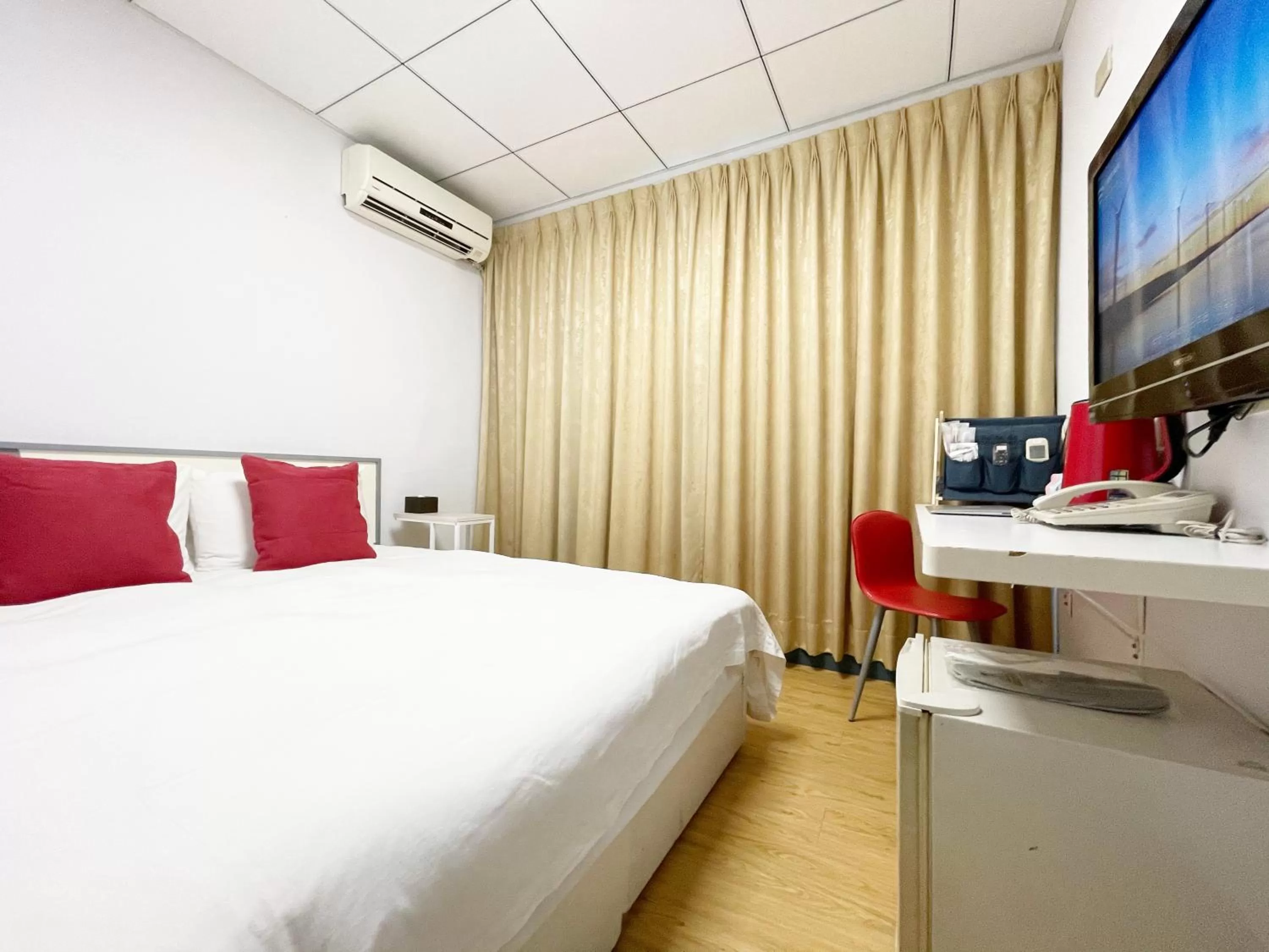 Bedroom, Bed in Sharon Inn