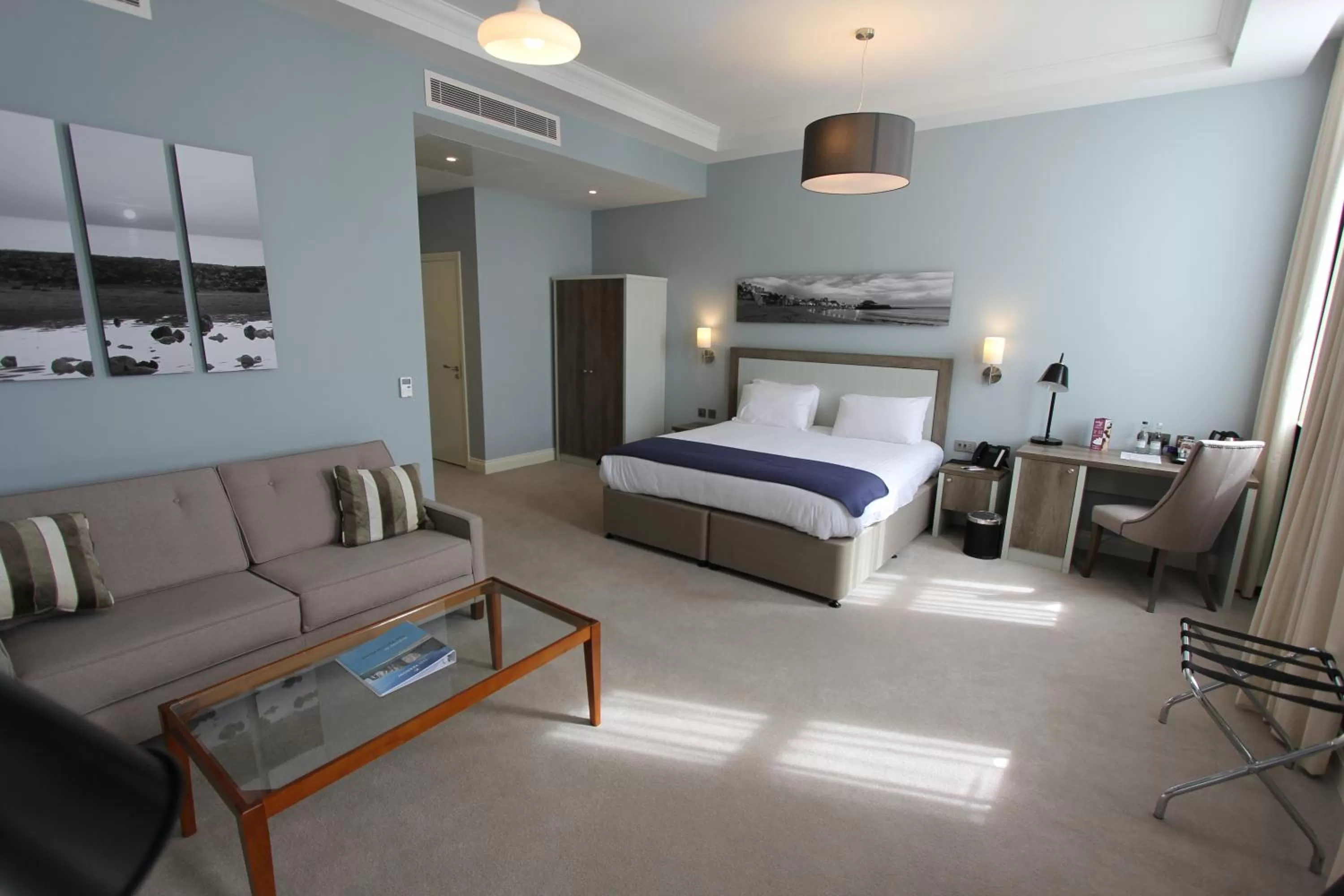 Photo of the whole room, Bed in Yarrow Hotel