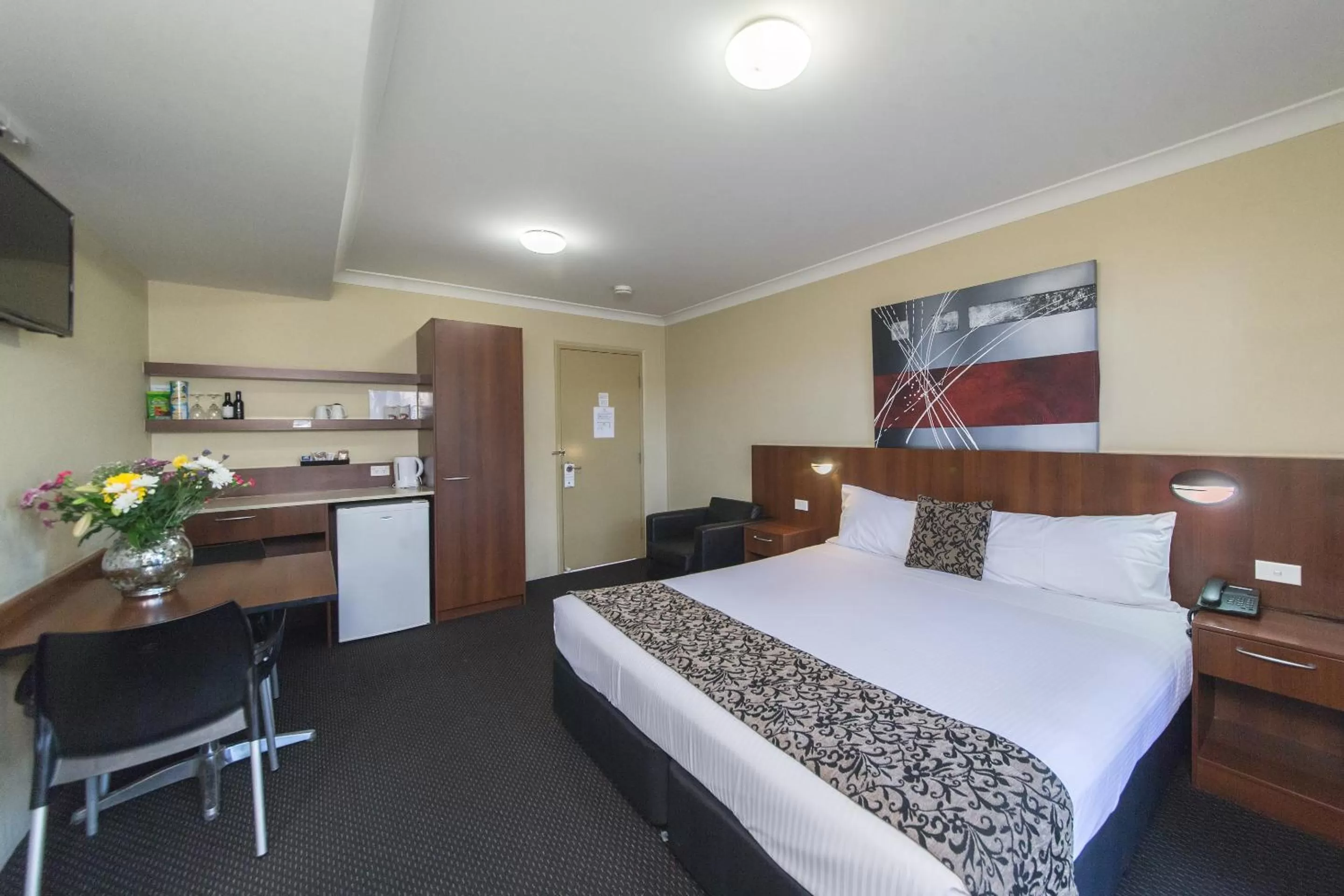 Bed in Rocky Resort Motor Inn