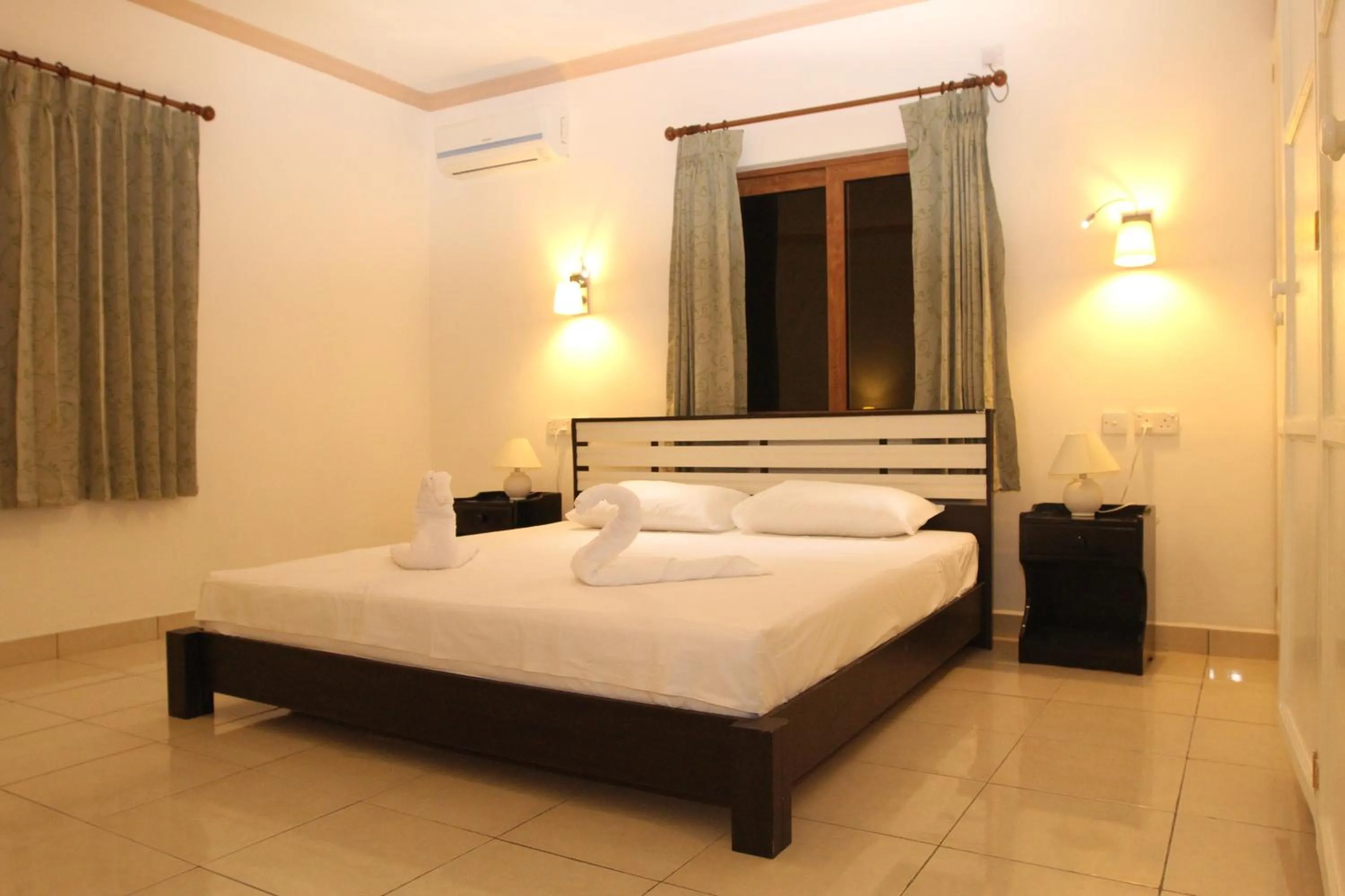 Bedroom, Bed in Forest Lodge