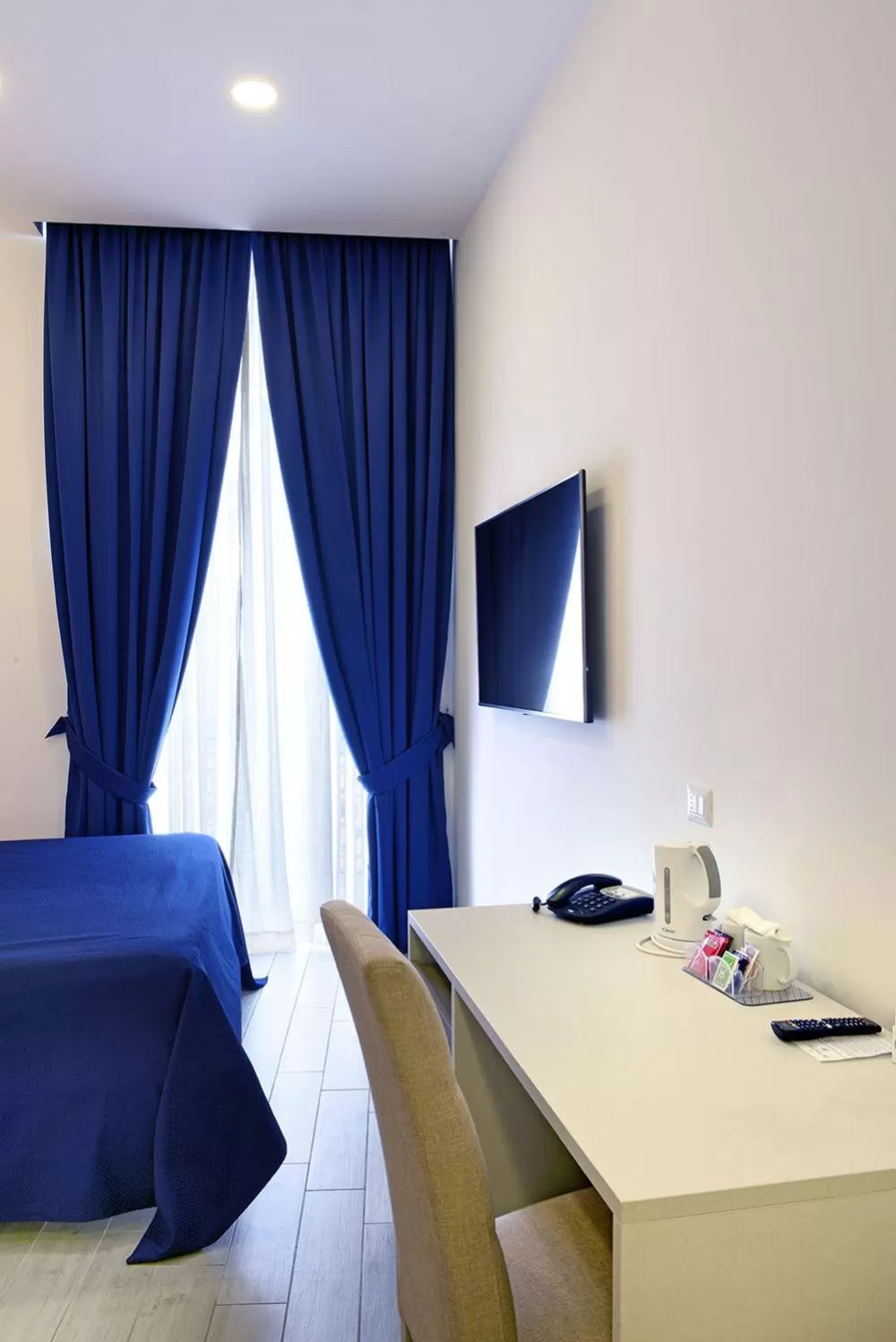 Photo of the whole room, Bed in Barbarella Spa