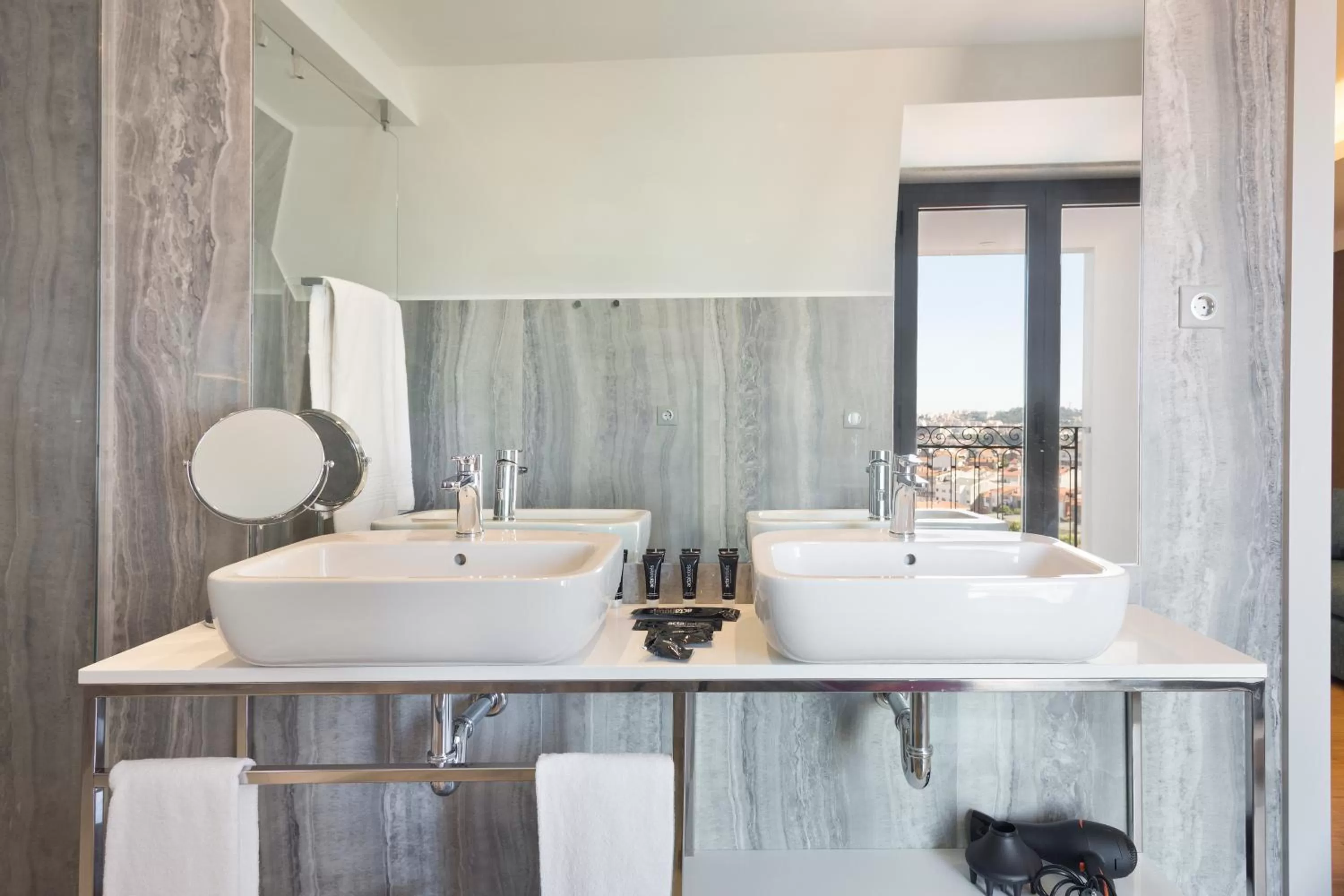 Shower in Acta The Avenue