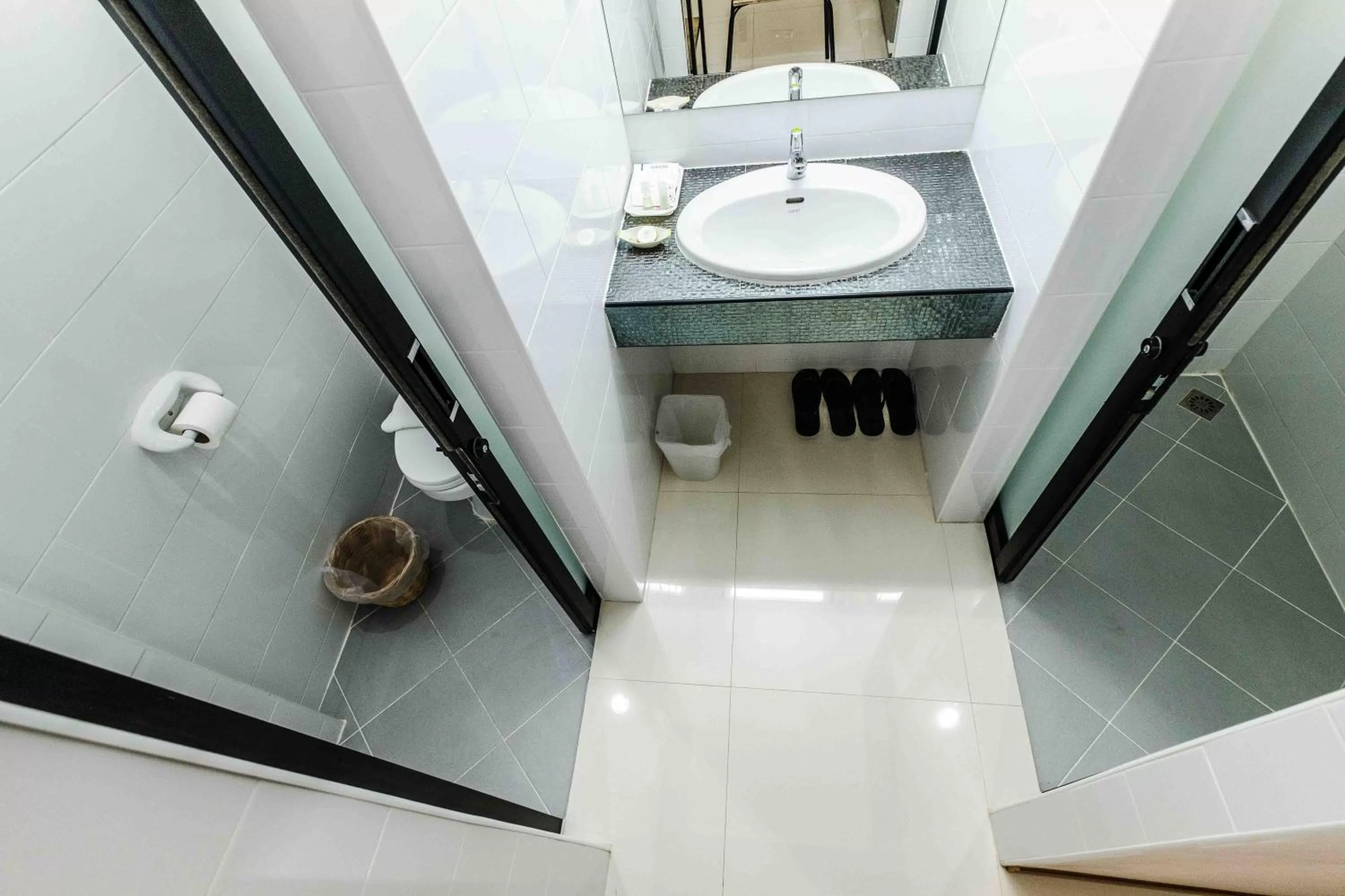 Shower in Don Muang Hotel