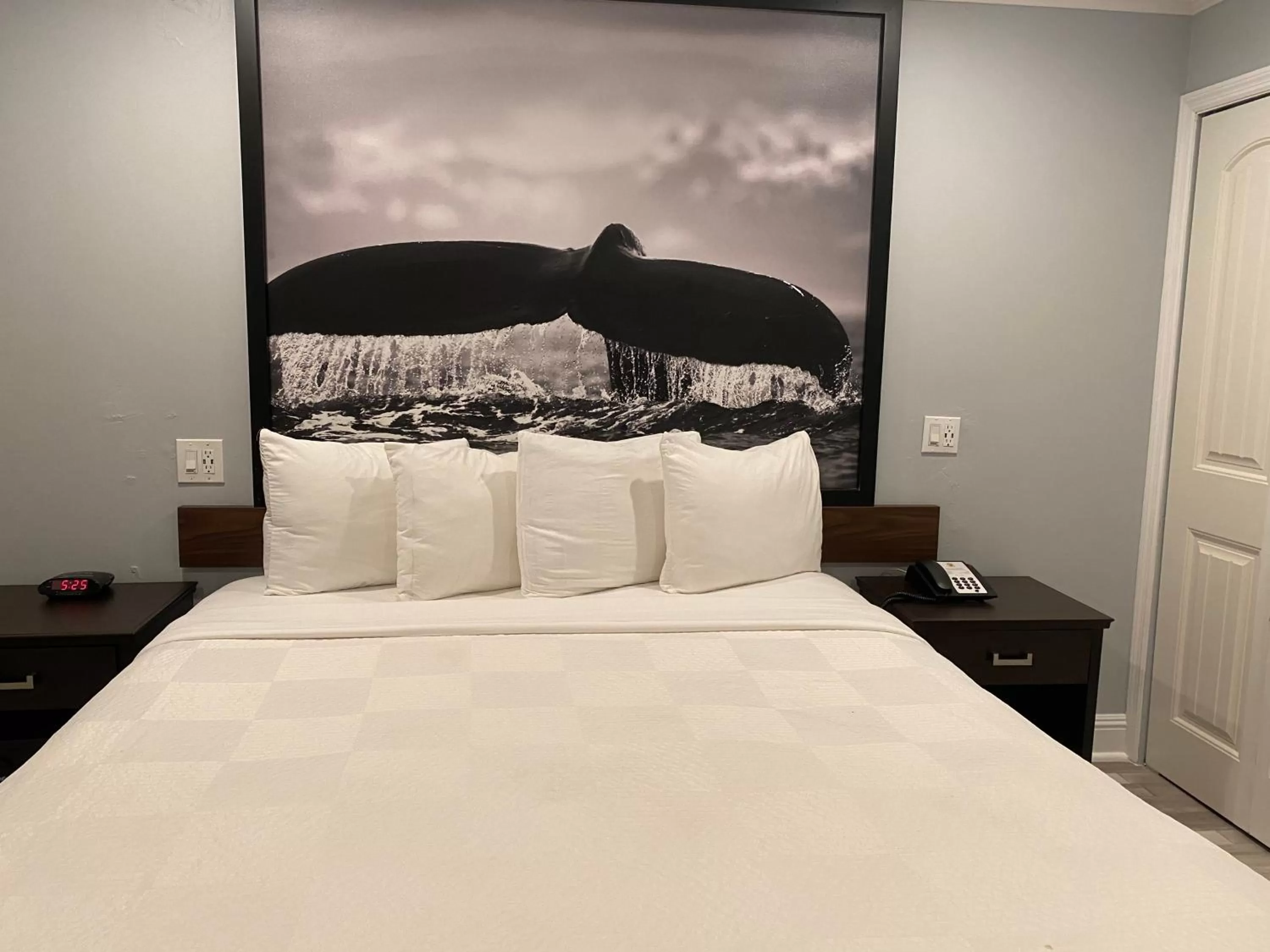 Bed in Aura Inn Monterey