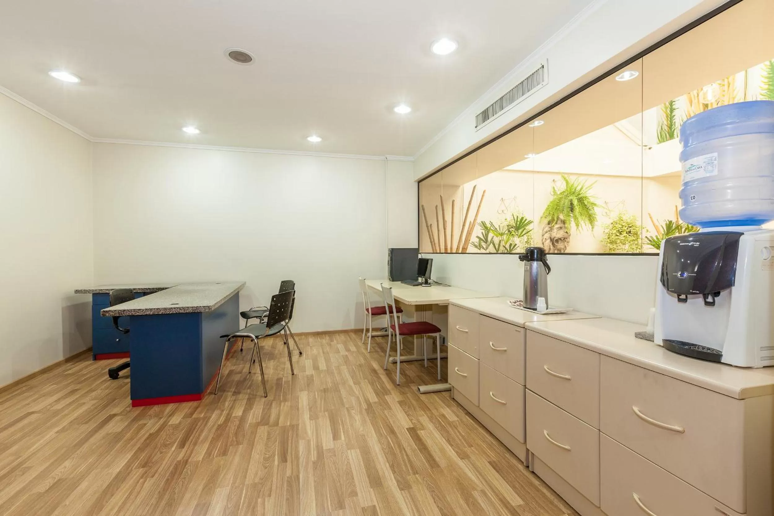 Communal lounge/ TV room, Kitchen/Kitchenette in Tri Hotel Smart Caxias
