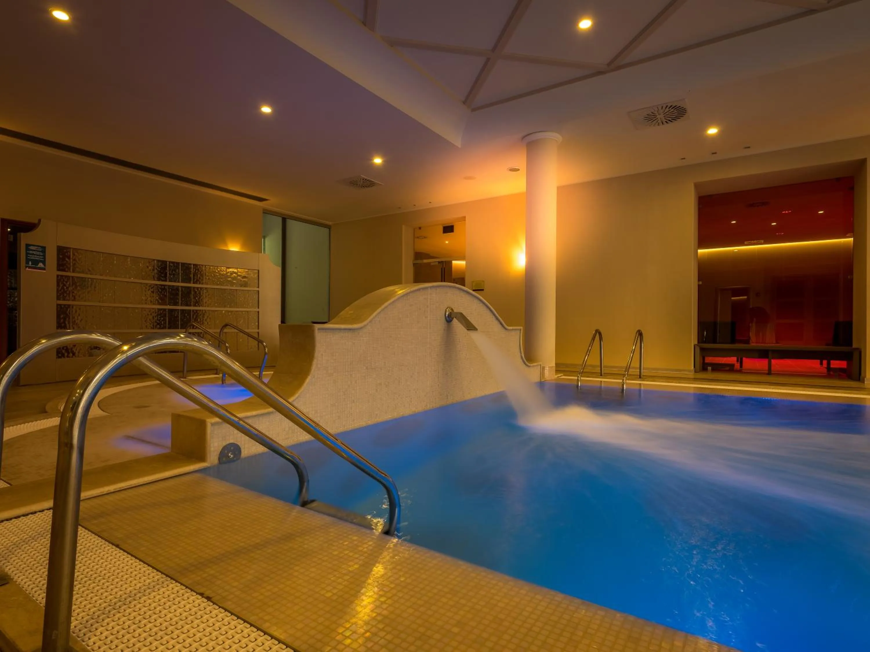 Swimming pool in Parc Hotel Germano Suites & Apartments