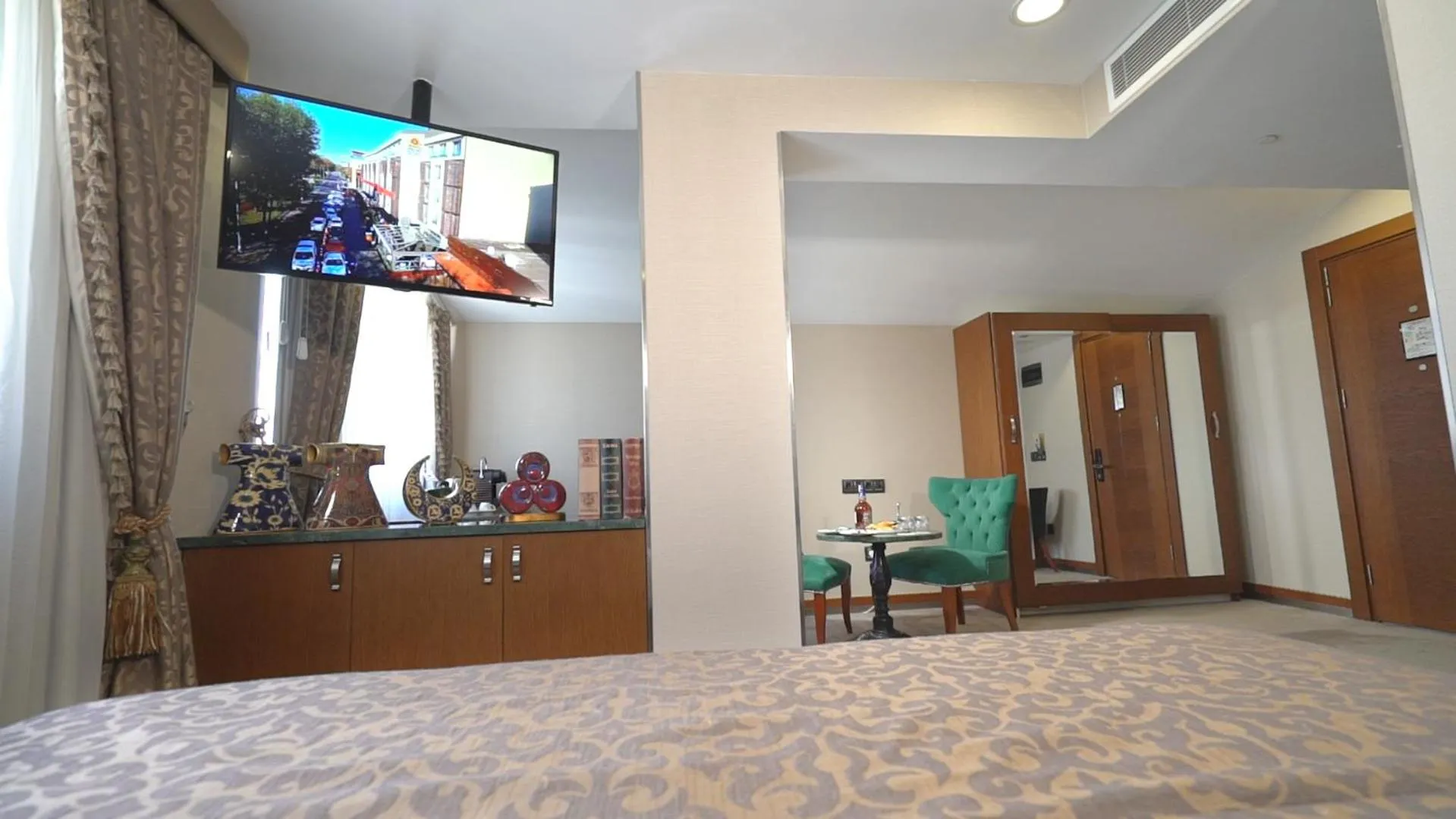 Living room, Bed in Dosso Dossi Hotels Old City