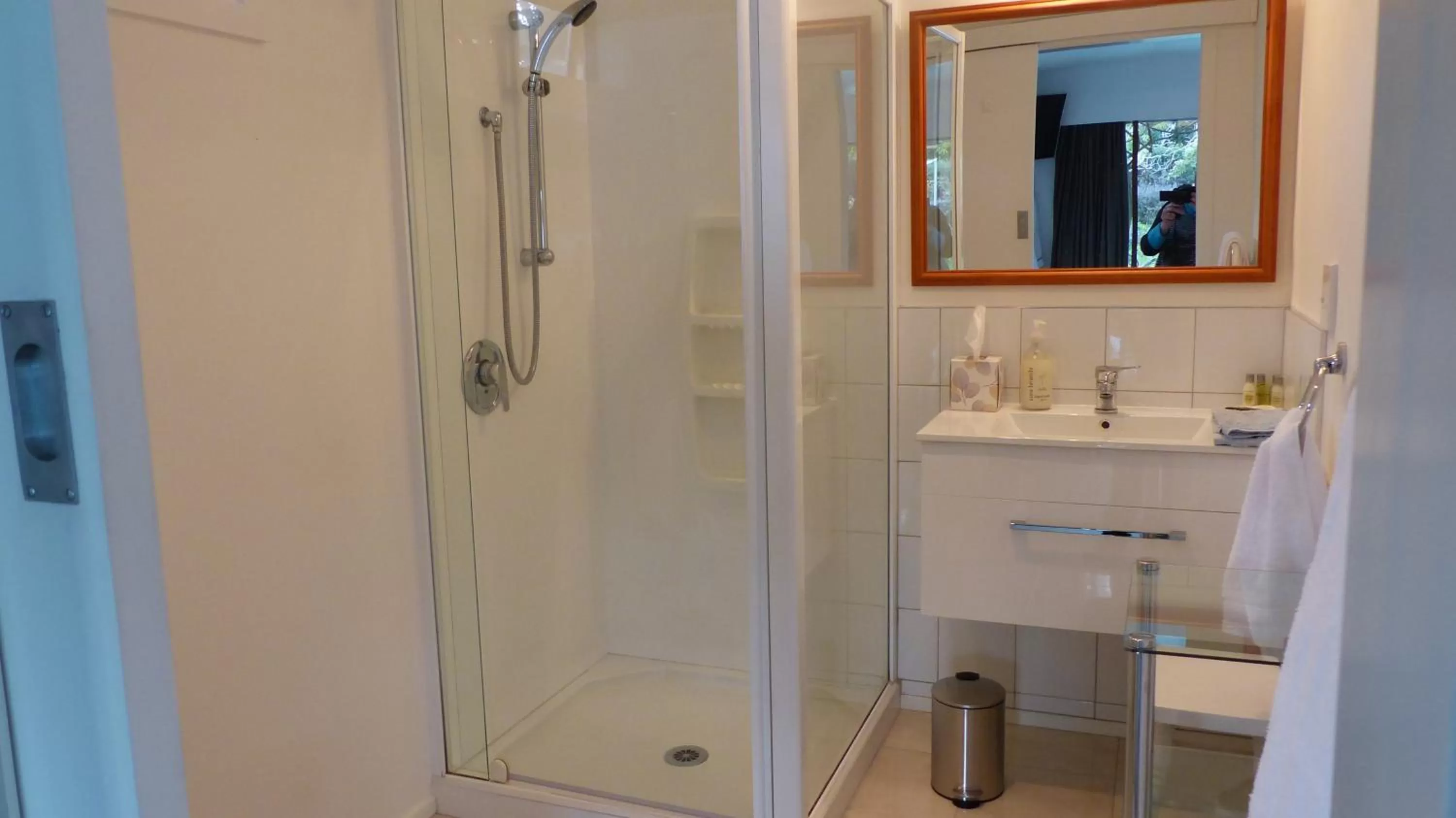 Bathroom in Ashcroft Gardens Bed & Breakfast