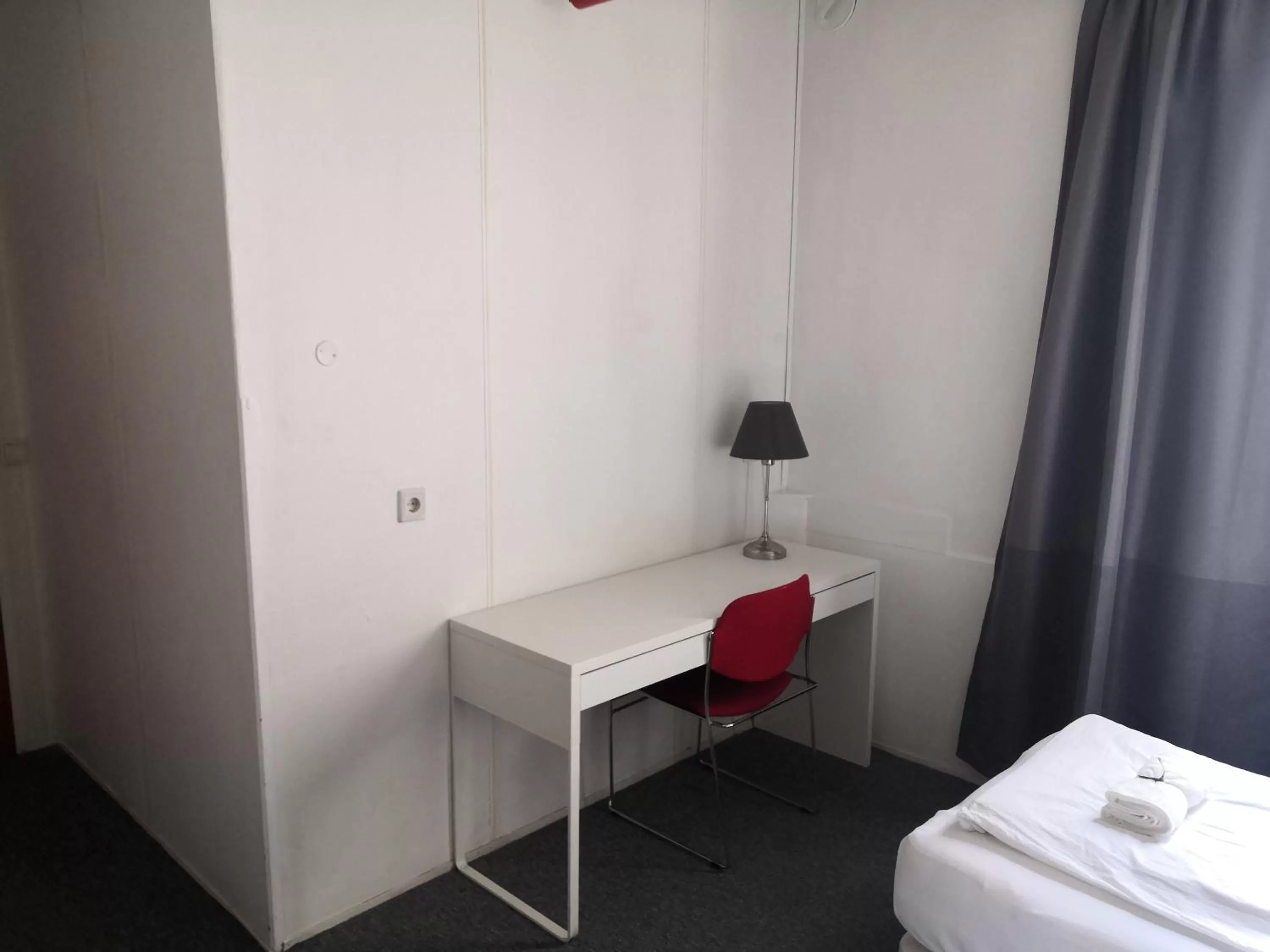 Seating area, Bed in 101 Guesthouse Hotel