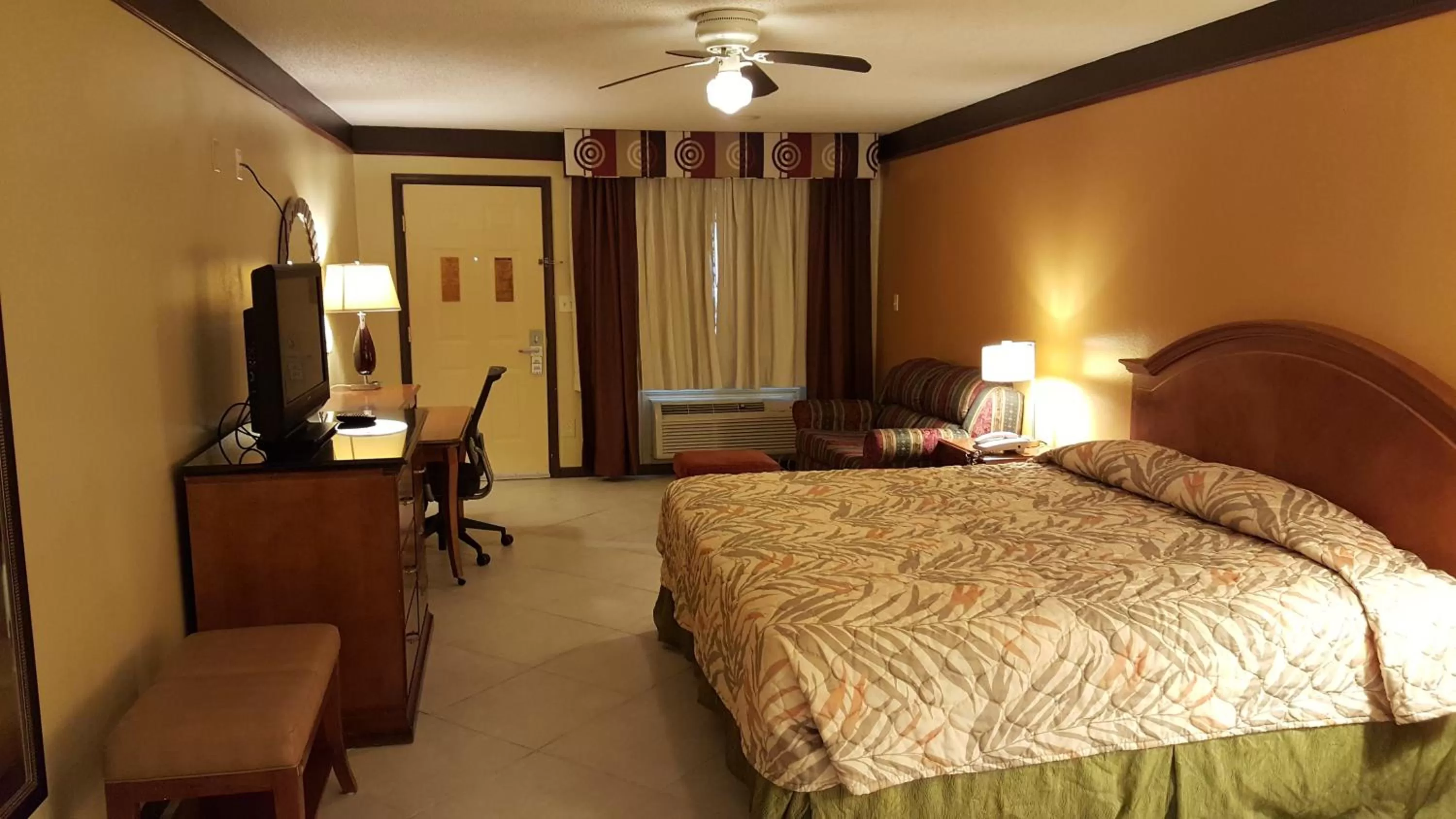 Bed in Deluxe Inn and Suites