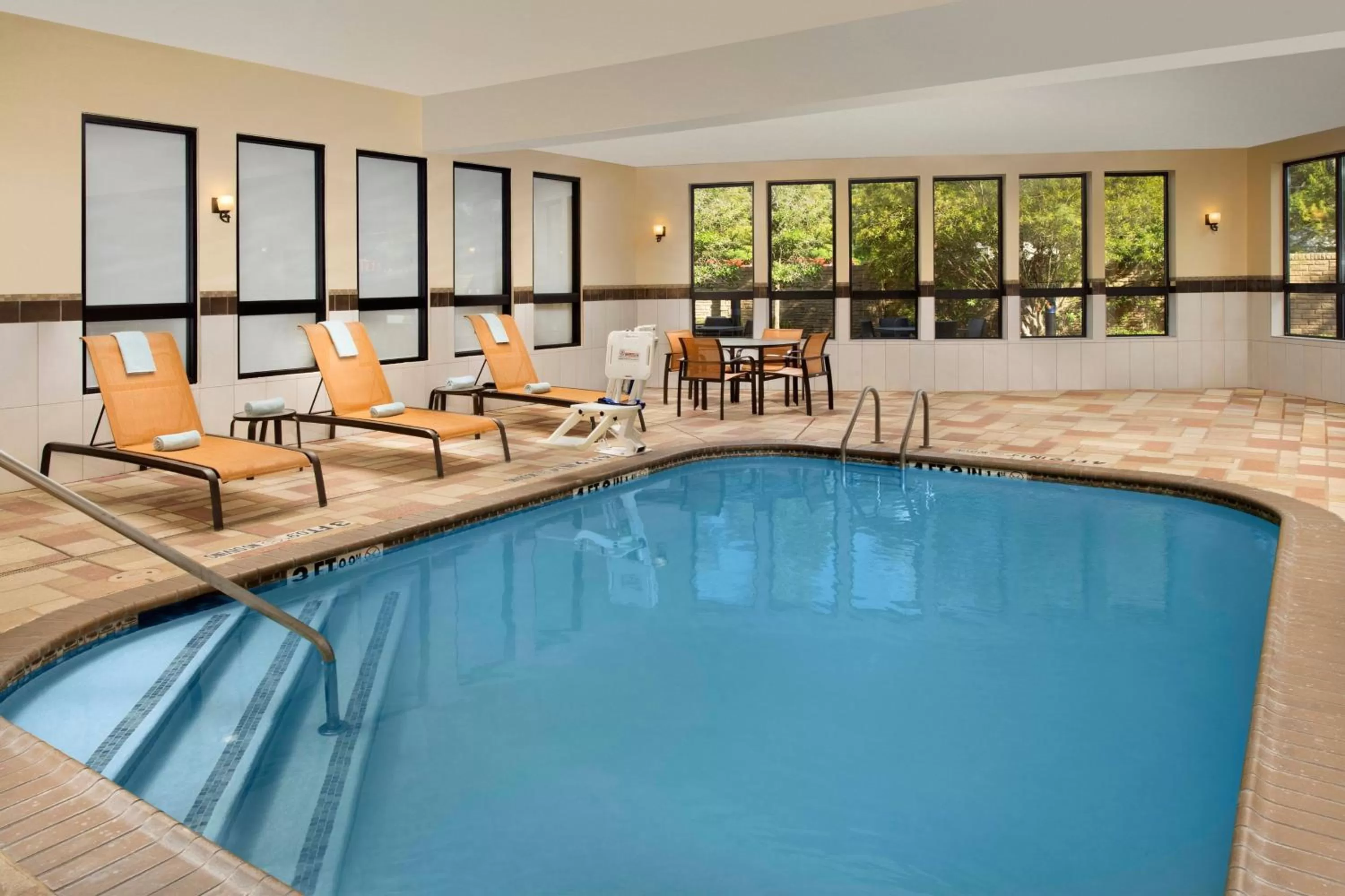 Swimming pool in Courtyard by Marriott Lufkin