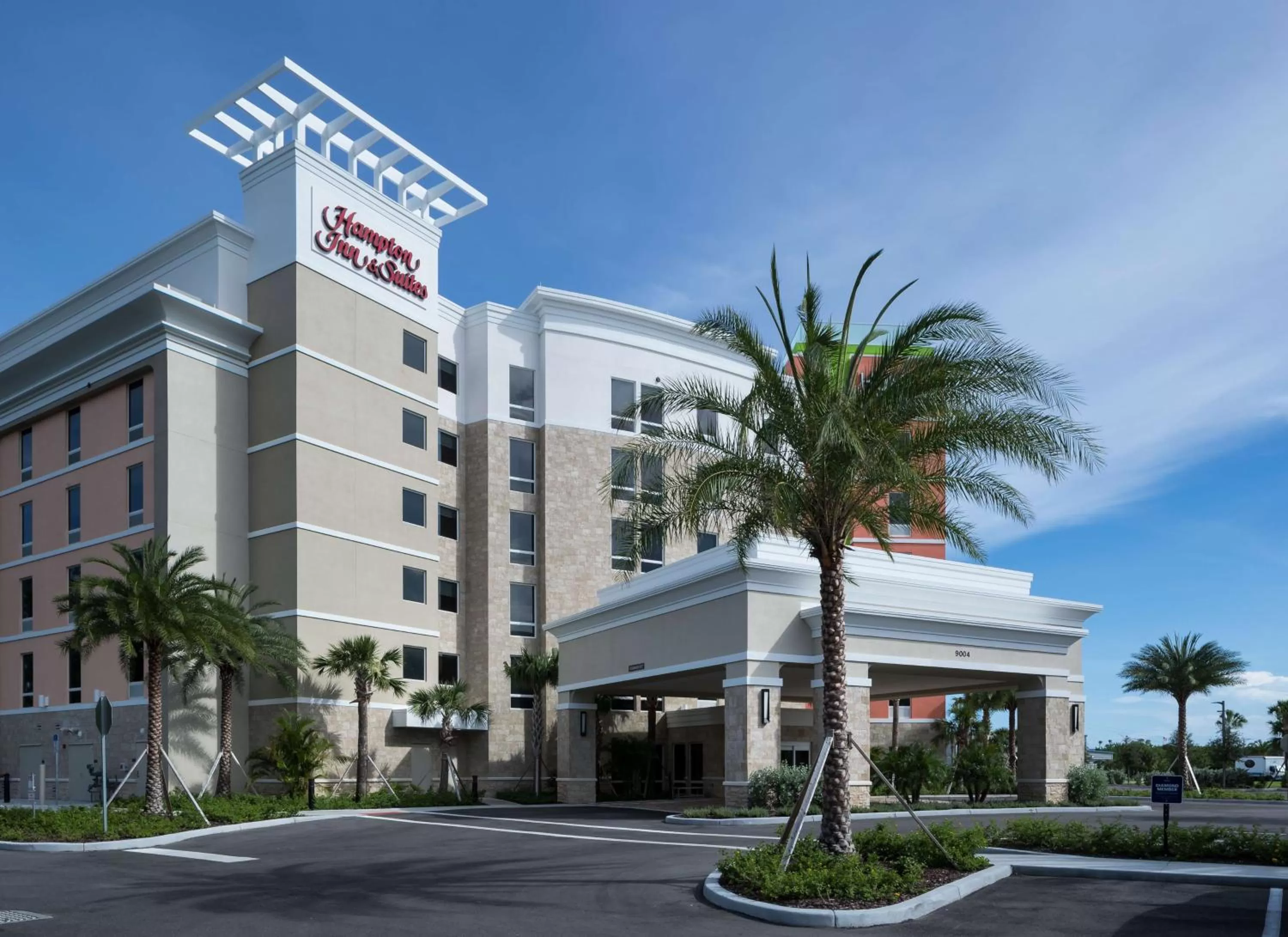 Property building in Hampton Inn & Suites Cape Canaveral Cruise Port, Fl