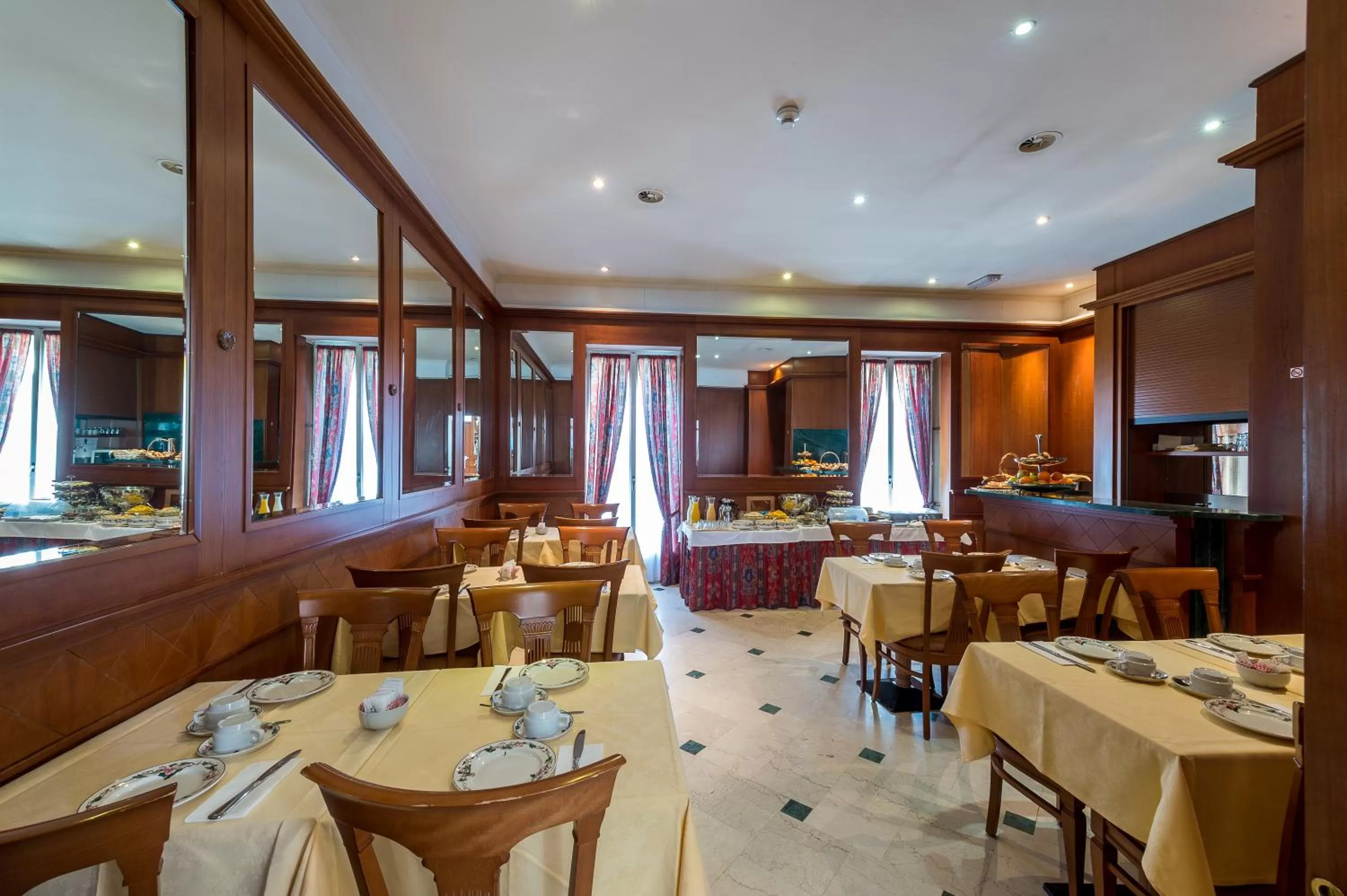 Restaurant/places to eat in Hotel Diplomate