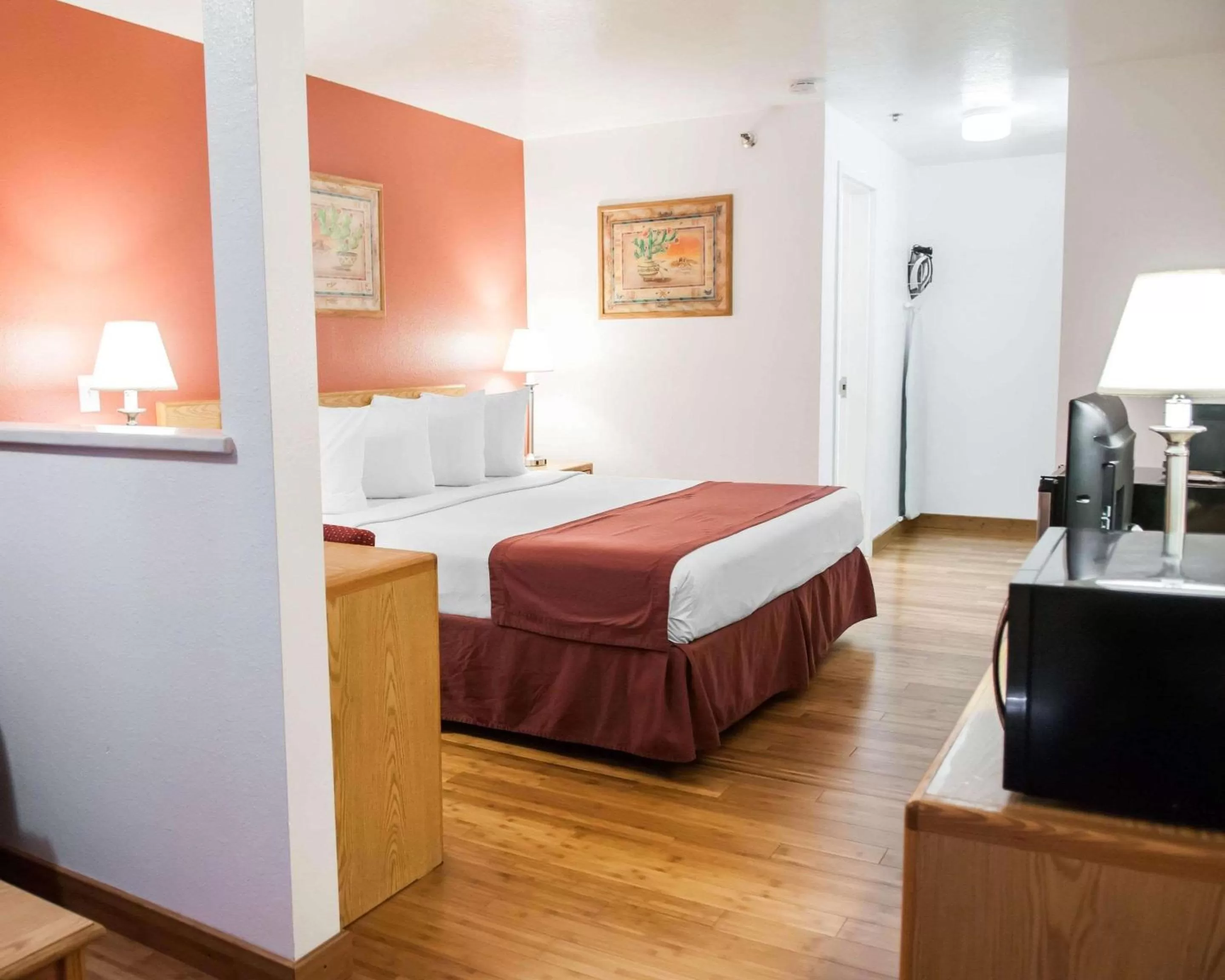 Photo of the whole room, Bed in Econo Lodge Albuquerque Old Town