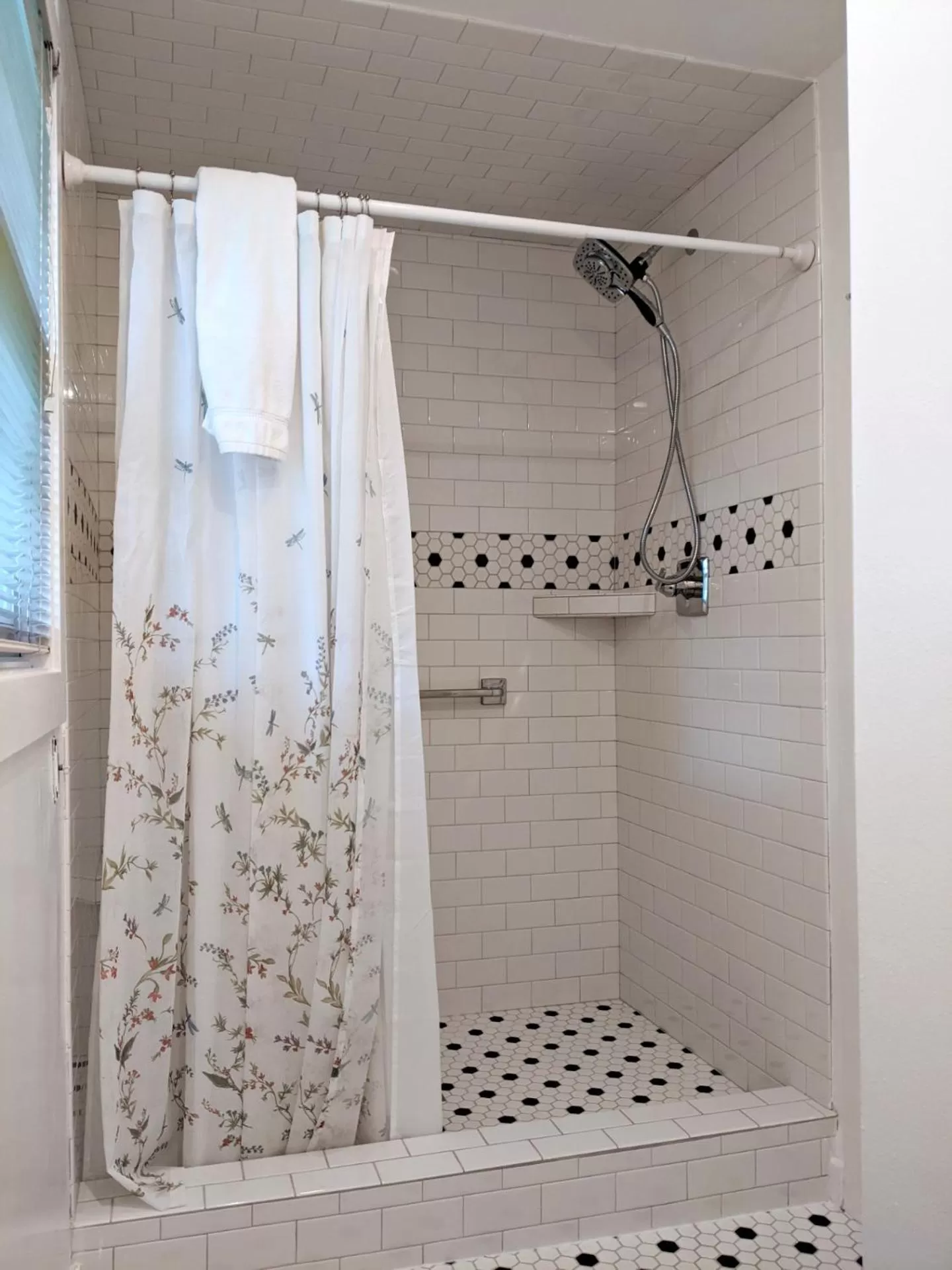 Shower in Cedar Court Inn