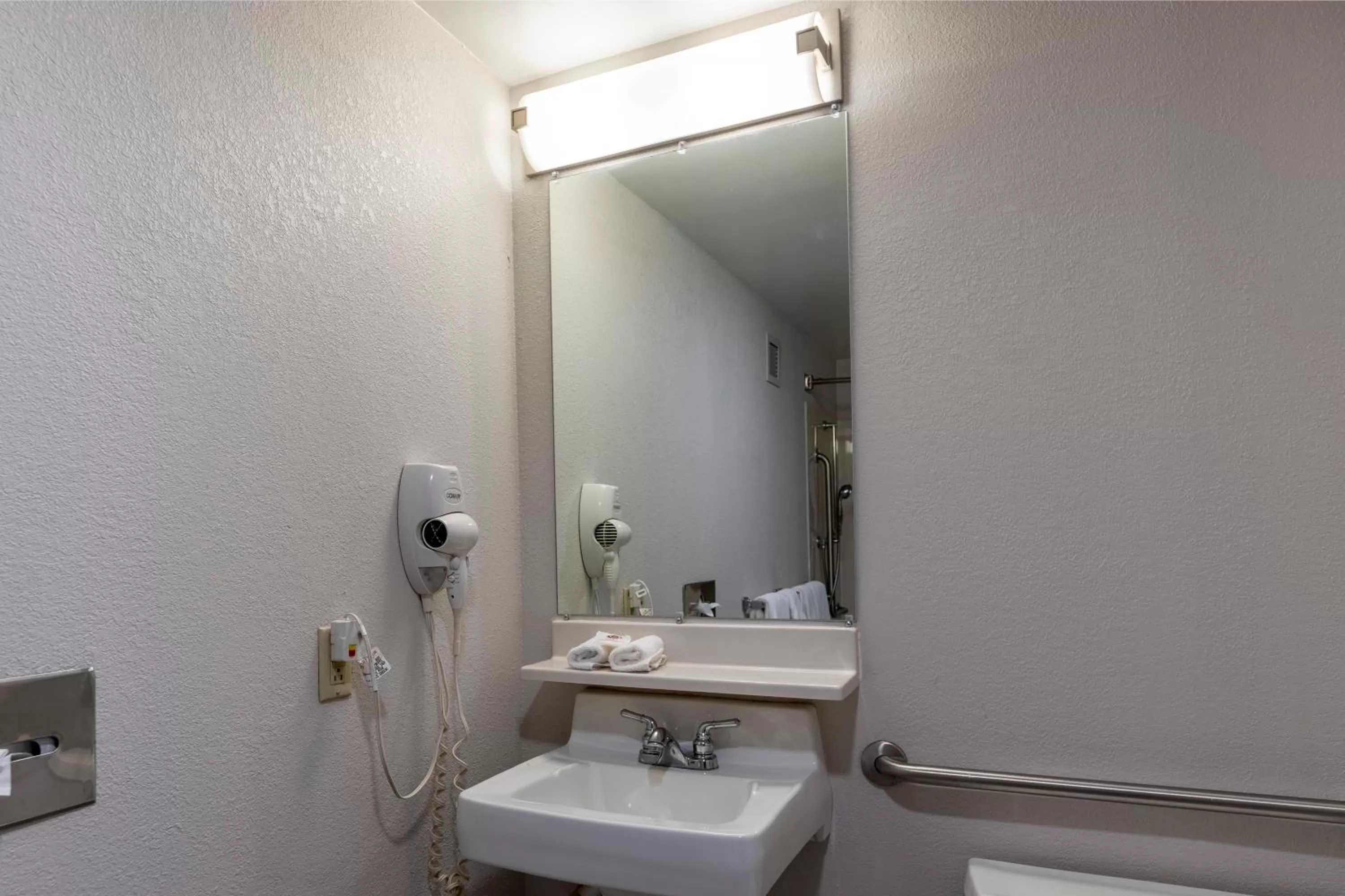 Bathroom in HomeTown Inn by Red Roof East Syracuse