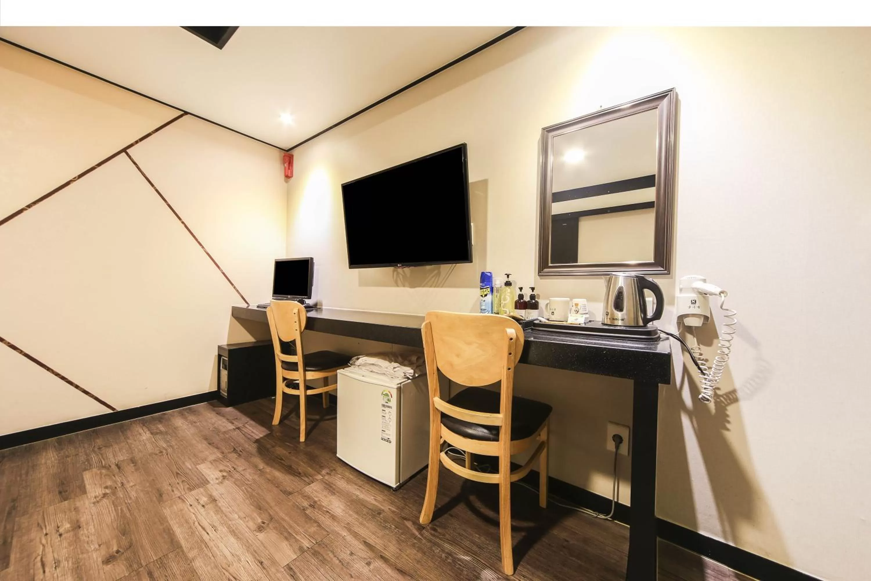 Coffee/tea facilities in Elysee Hotel