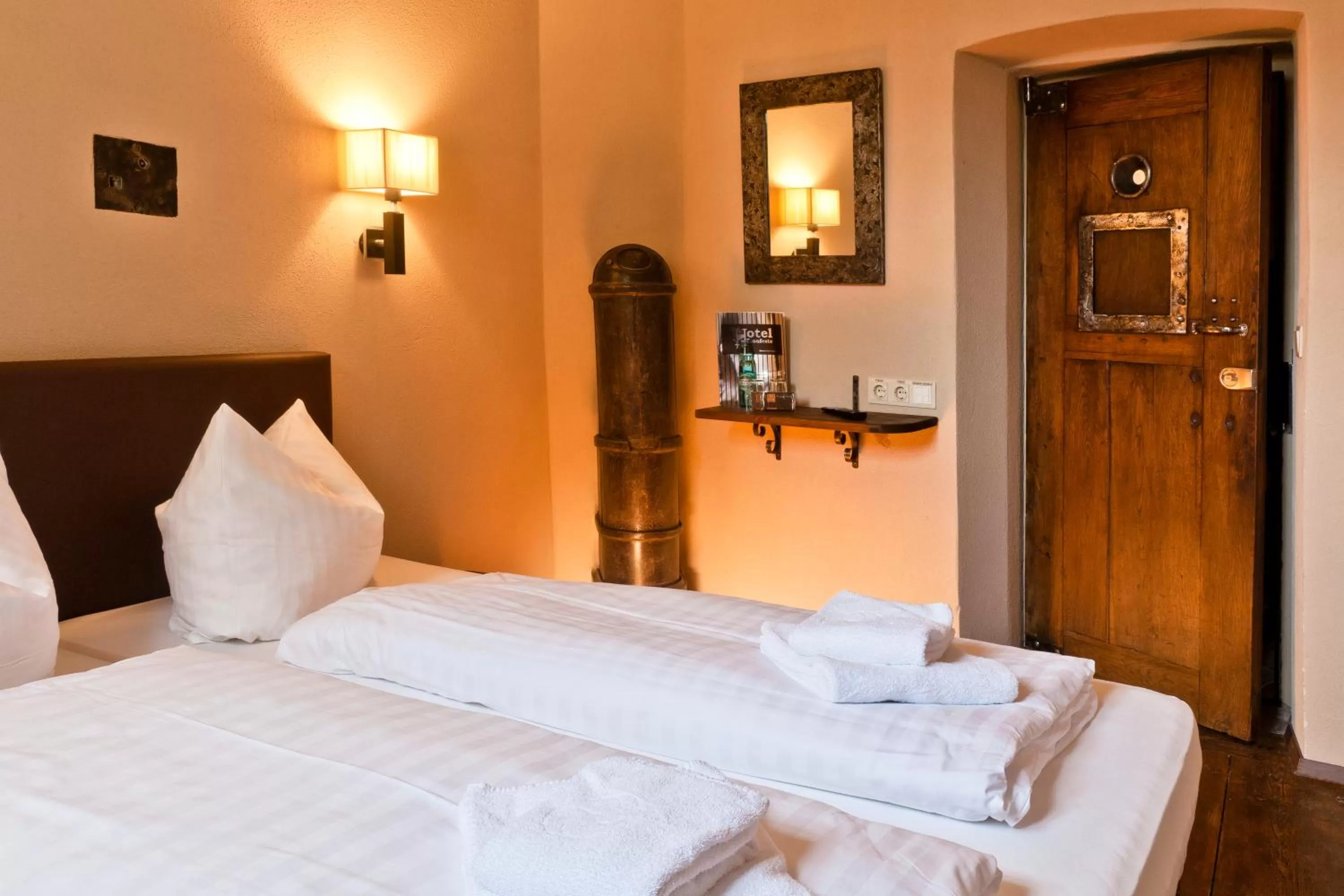 Bed in Knast-Hotel Fronfeste