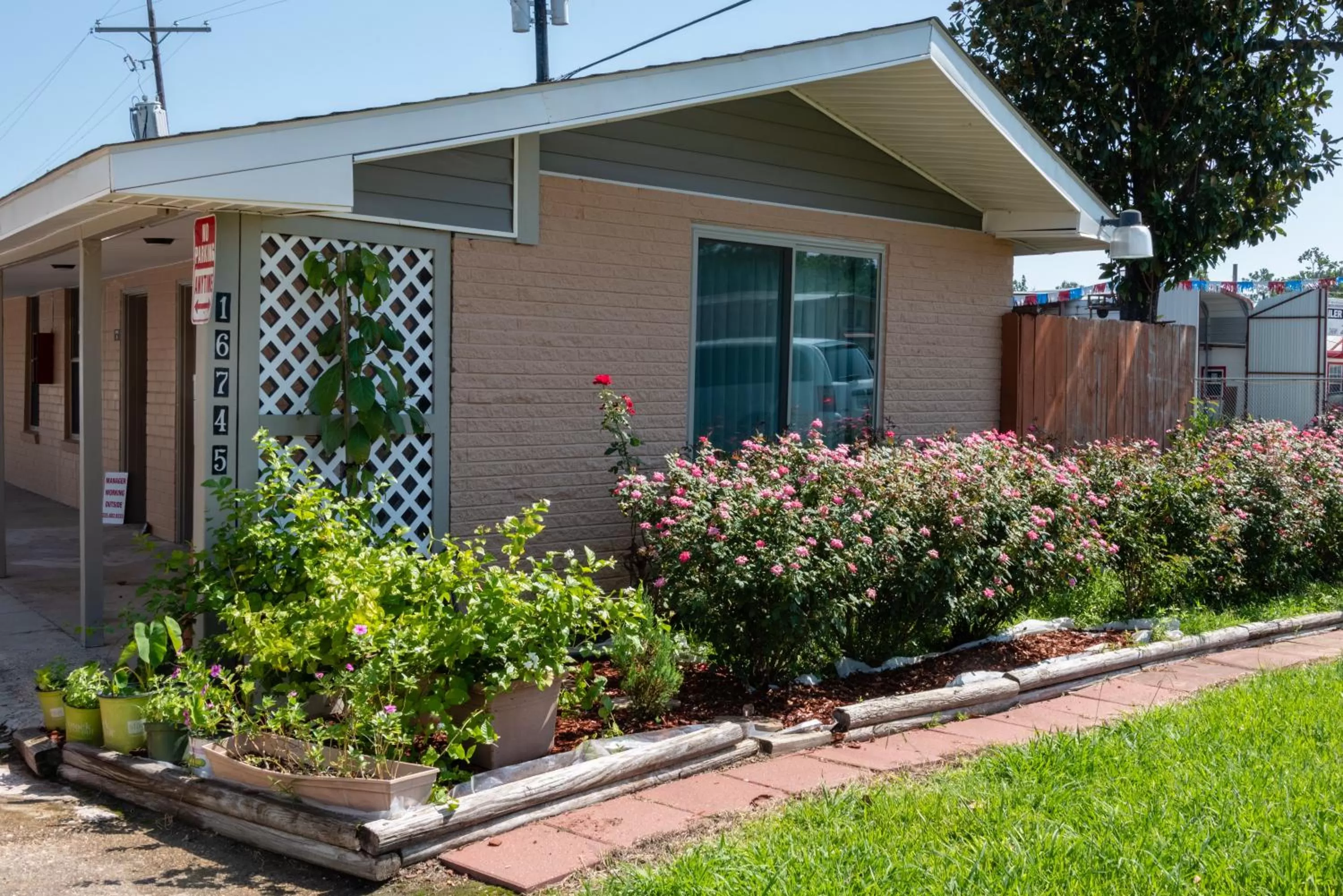 Property building in Budget Inn & Suites Baton Rouge