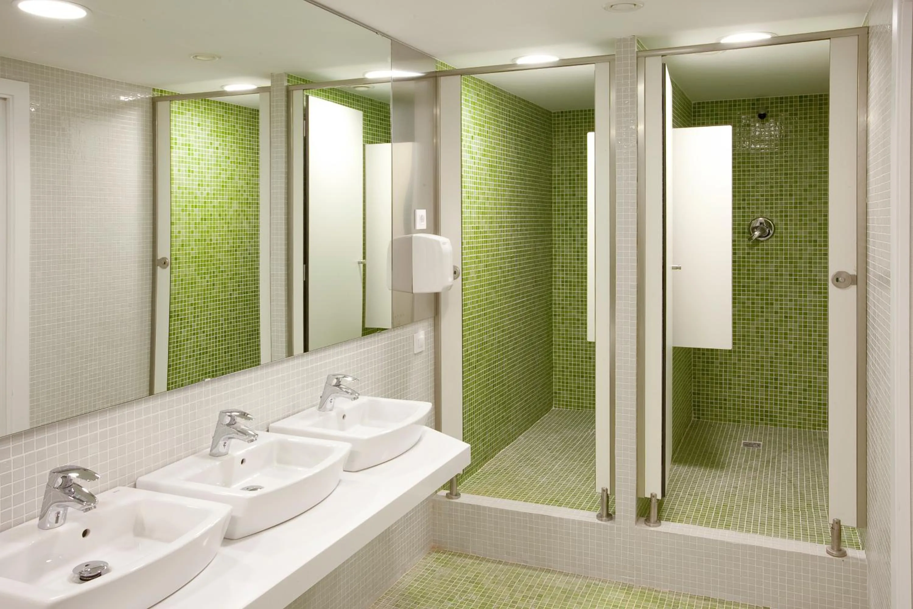 Shower in Sant Jordi Hostels Sagrada Familia