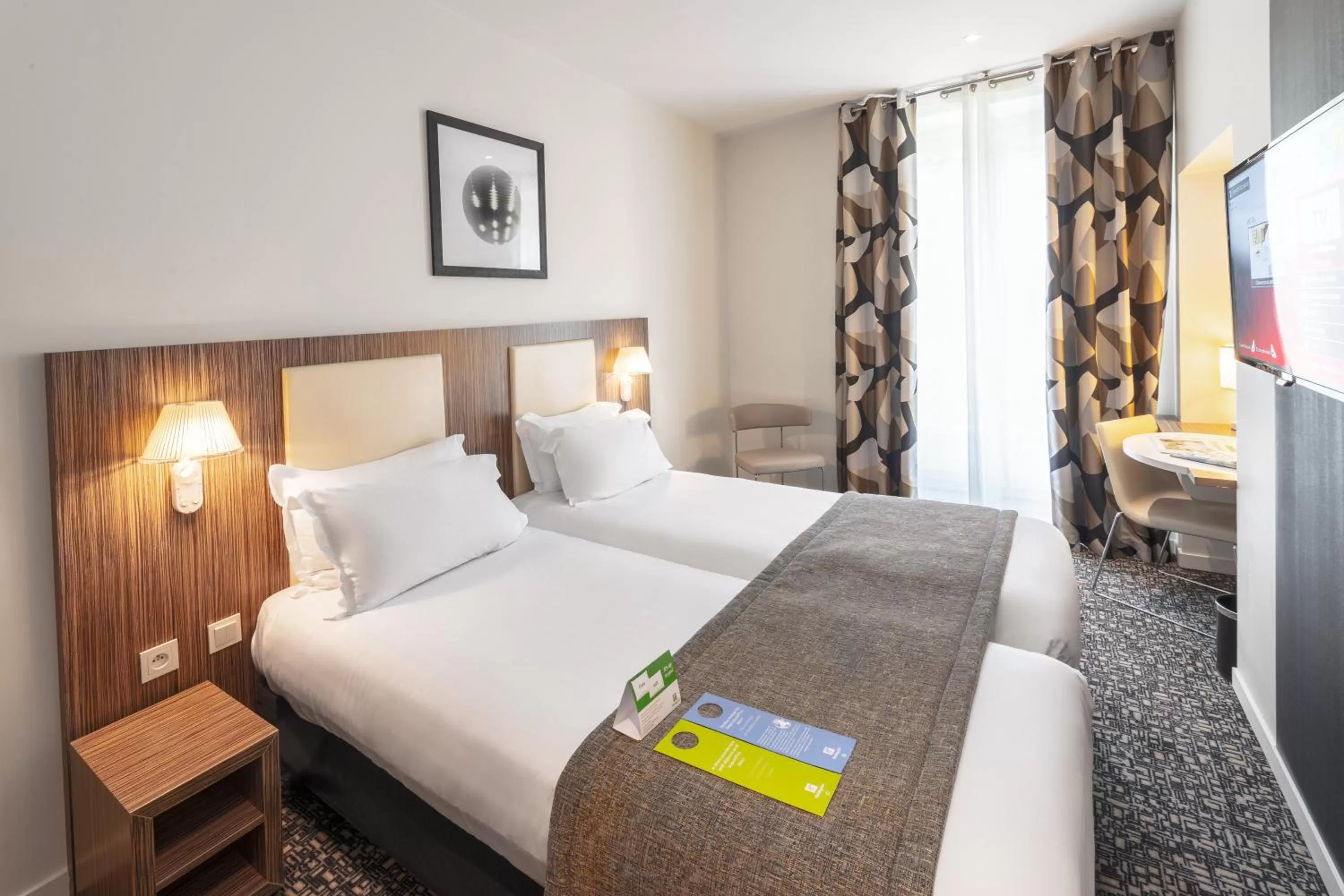 Photo of the whole room, Bed in Holiday Inn Paris Opéra - Grands Boulevards by IHG