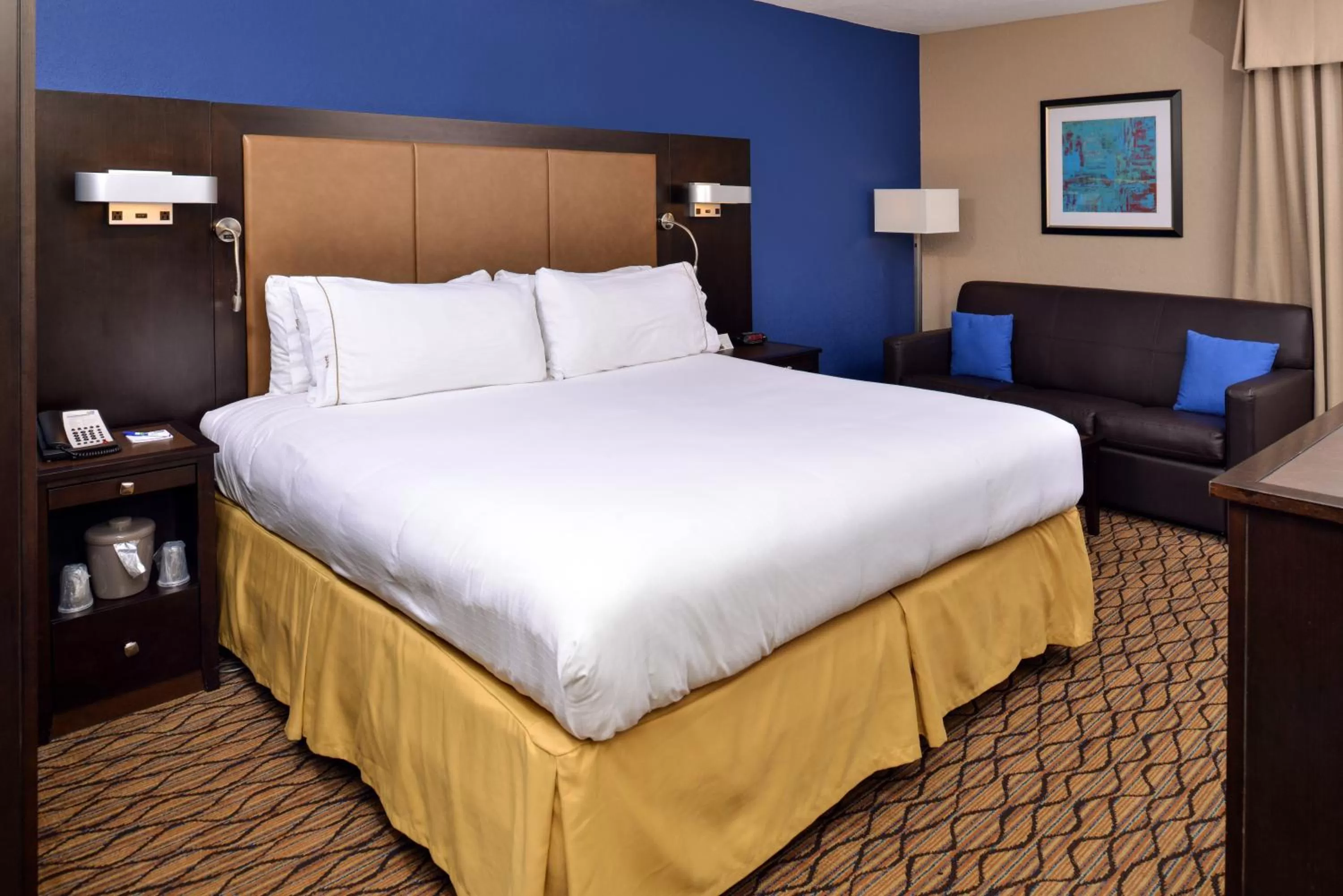 Photo of the whole room, Bed in Holiday Inn Express Hunt Valley by IHG