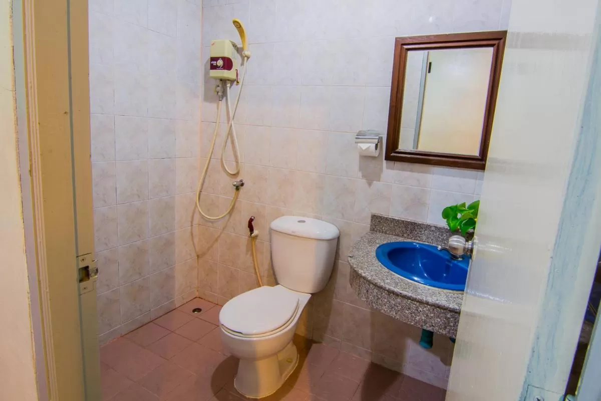 Bathroom in Sutus Court 5