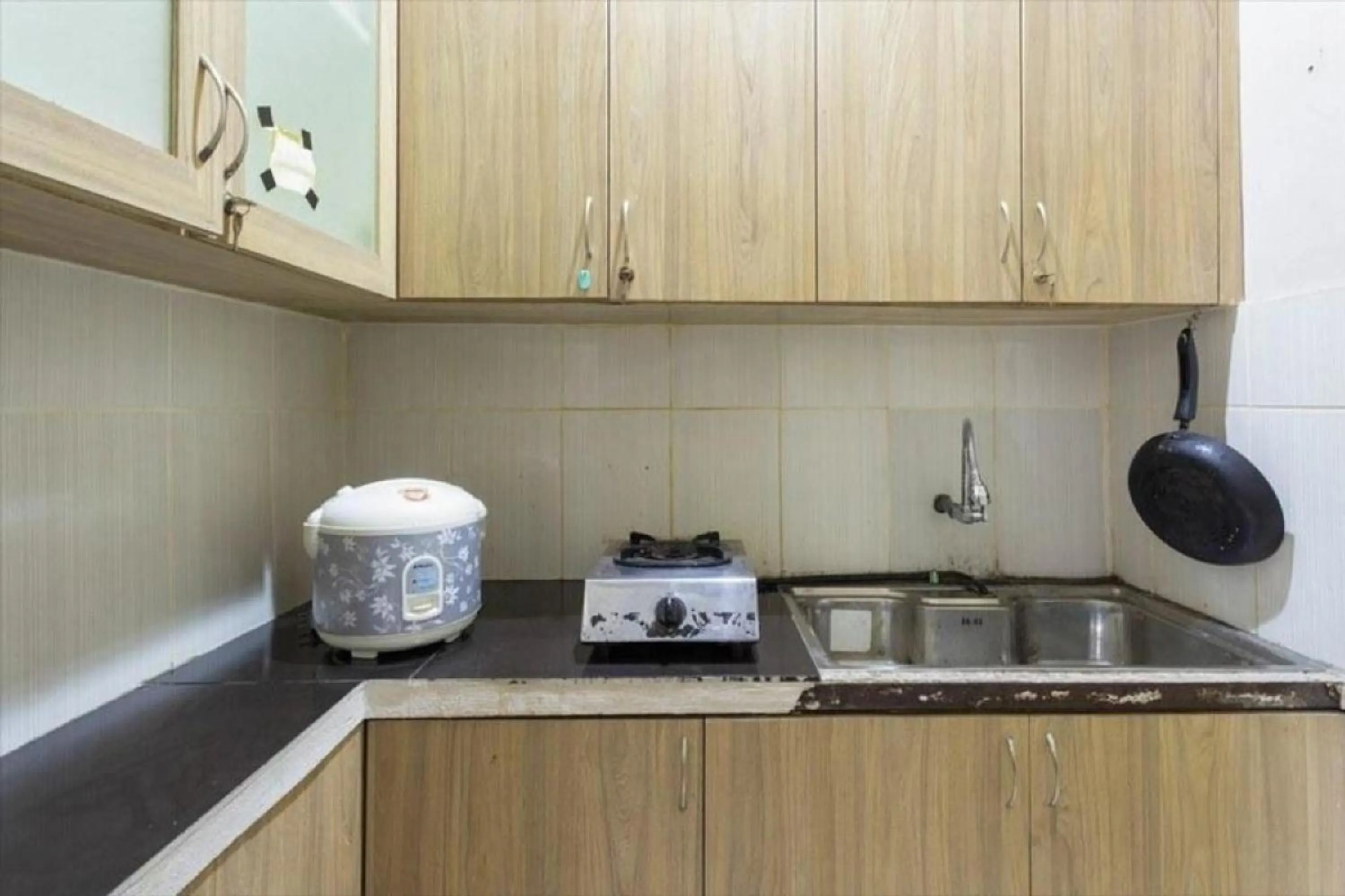 Kitchen or kitchenette in RedDoorz Plus near Lippo Cikarang Mall