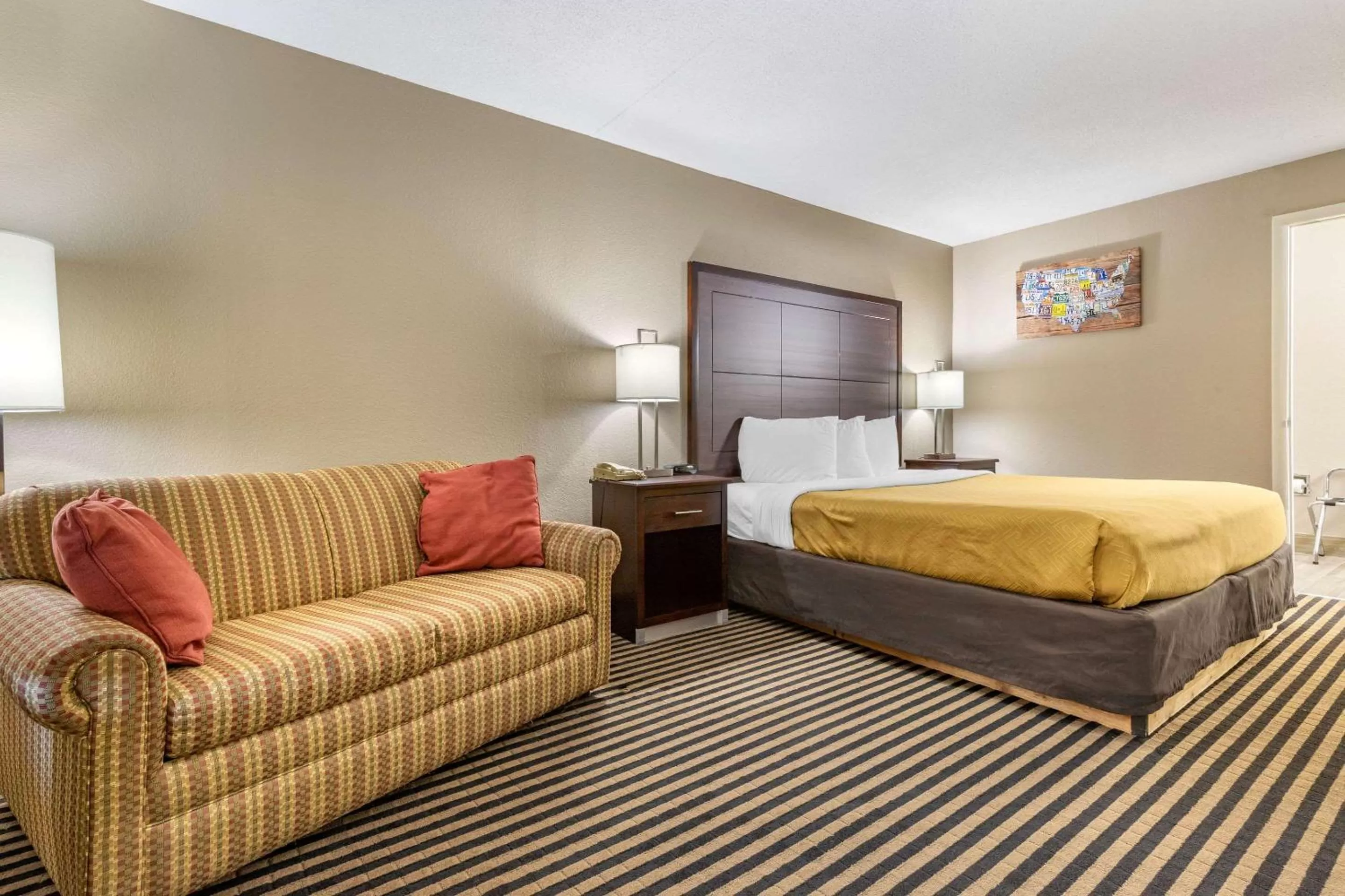 Photo of the whole room, Bed in Econo Lodge Florence - Darlington