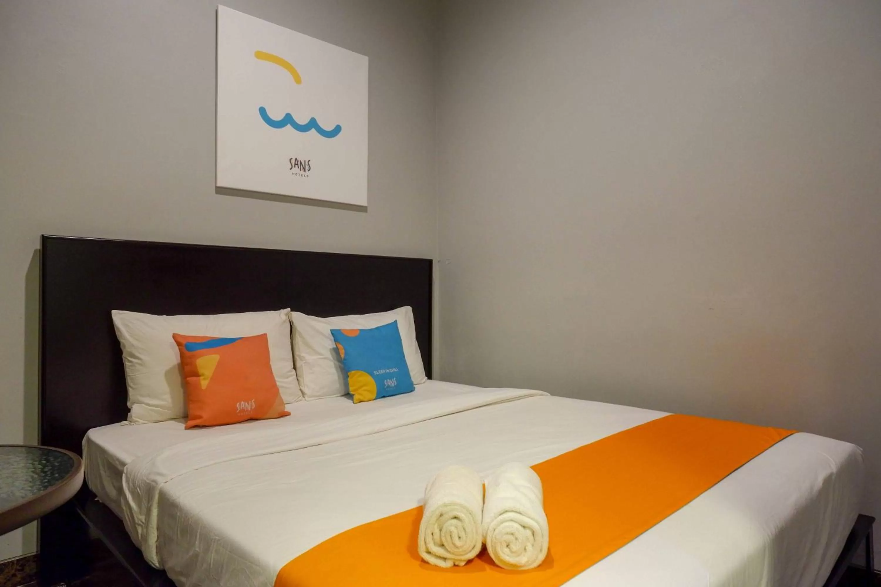 Bedroom, Bed in Sans Hotel Empress Simpang Lima