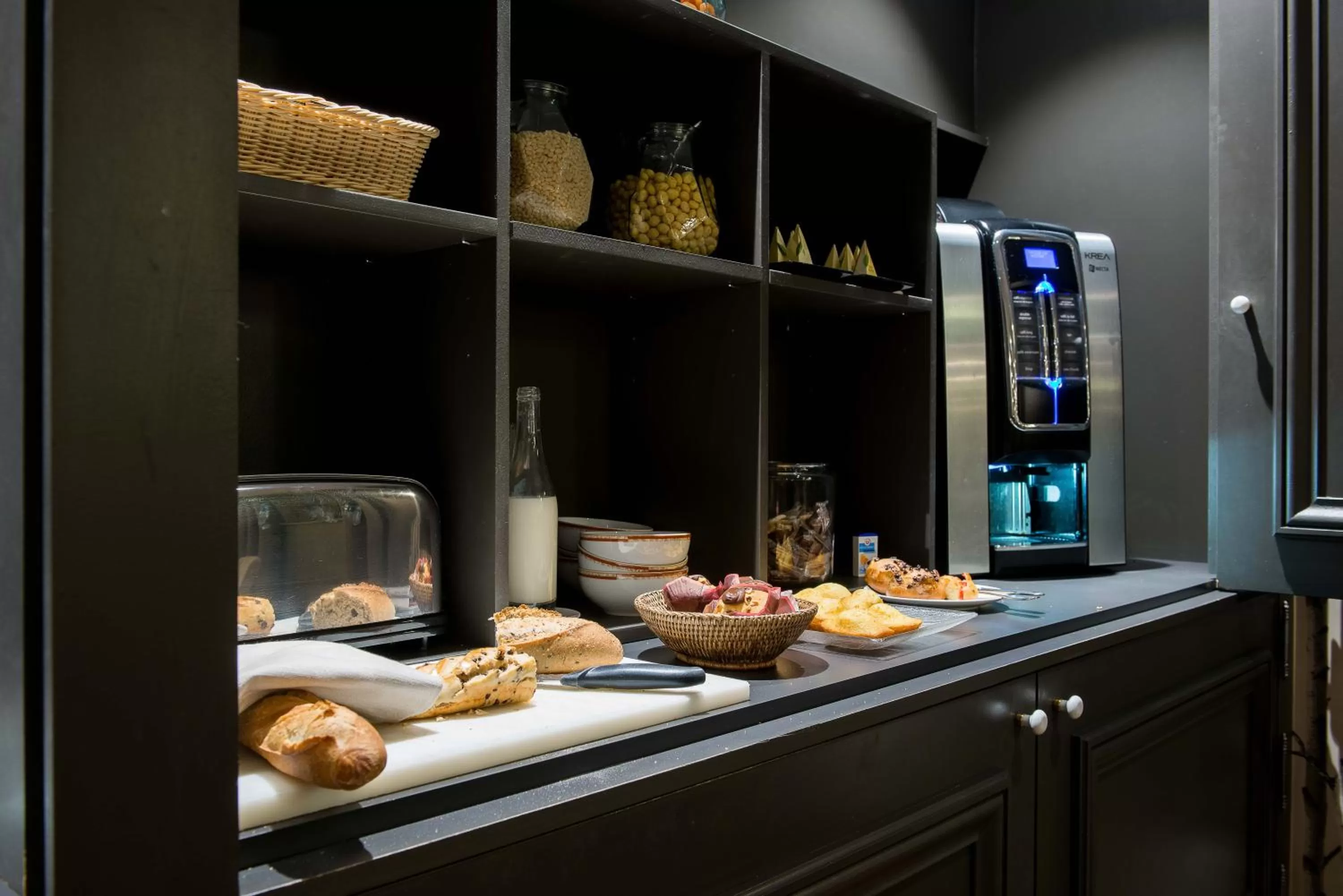 Food and drinks in Logis Hôtel Tante Yvonne & son restaurant semi-gastronomique - Lyon Nord