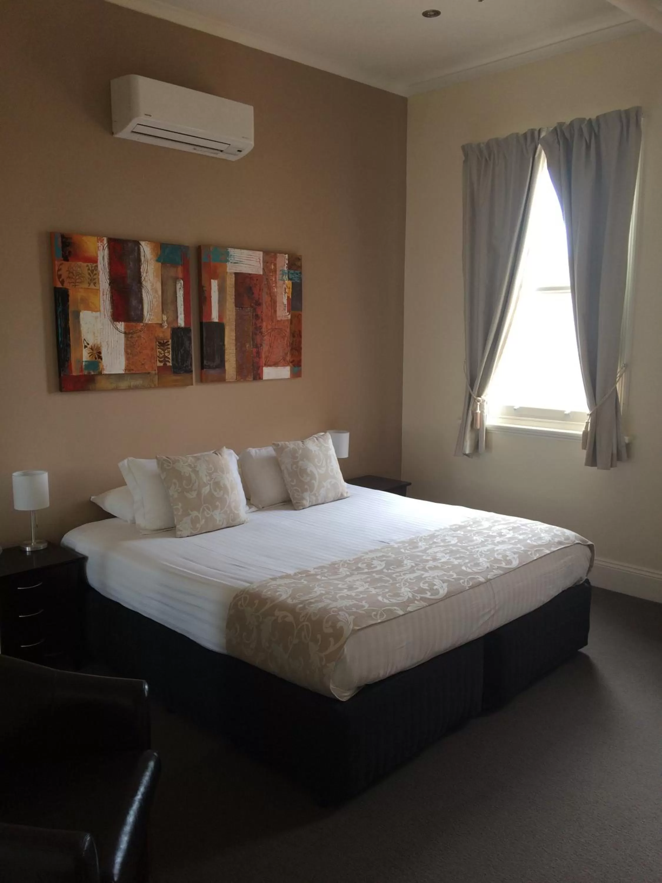 Deluxe King Suite in Balcony On Sixth Lodge